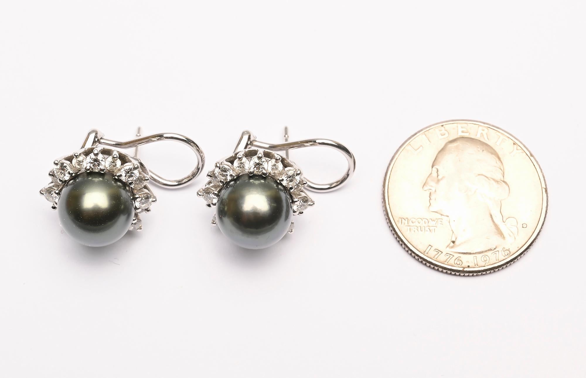 Boucles d'oreilles en perles noires et diamants de Mikimoto en vente 1