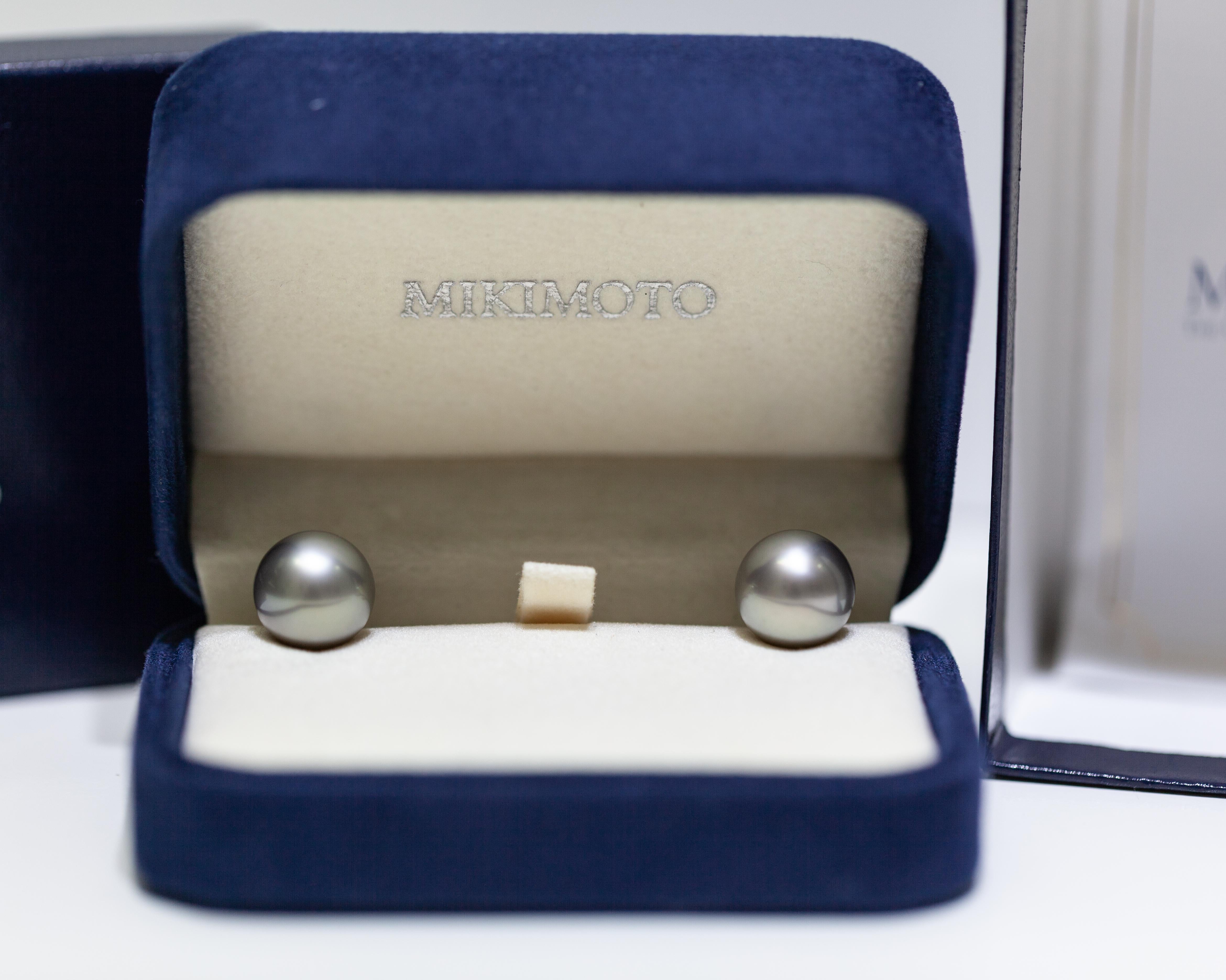 Mikimoto Schwarze Südsee-Ohrringe aus 18 Karat Gelbgold mit Perlen (Rundschliff) im Angebot