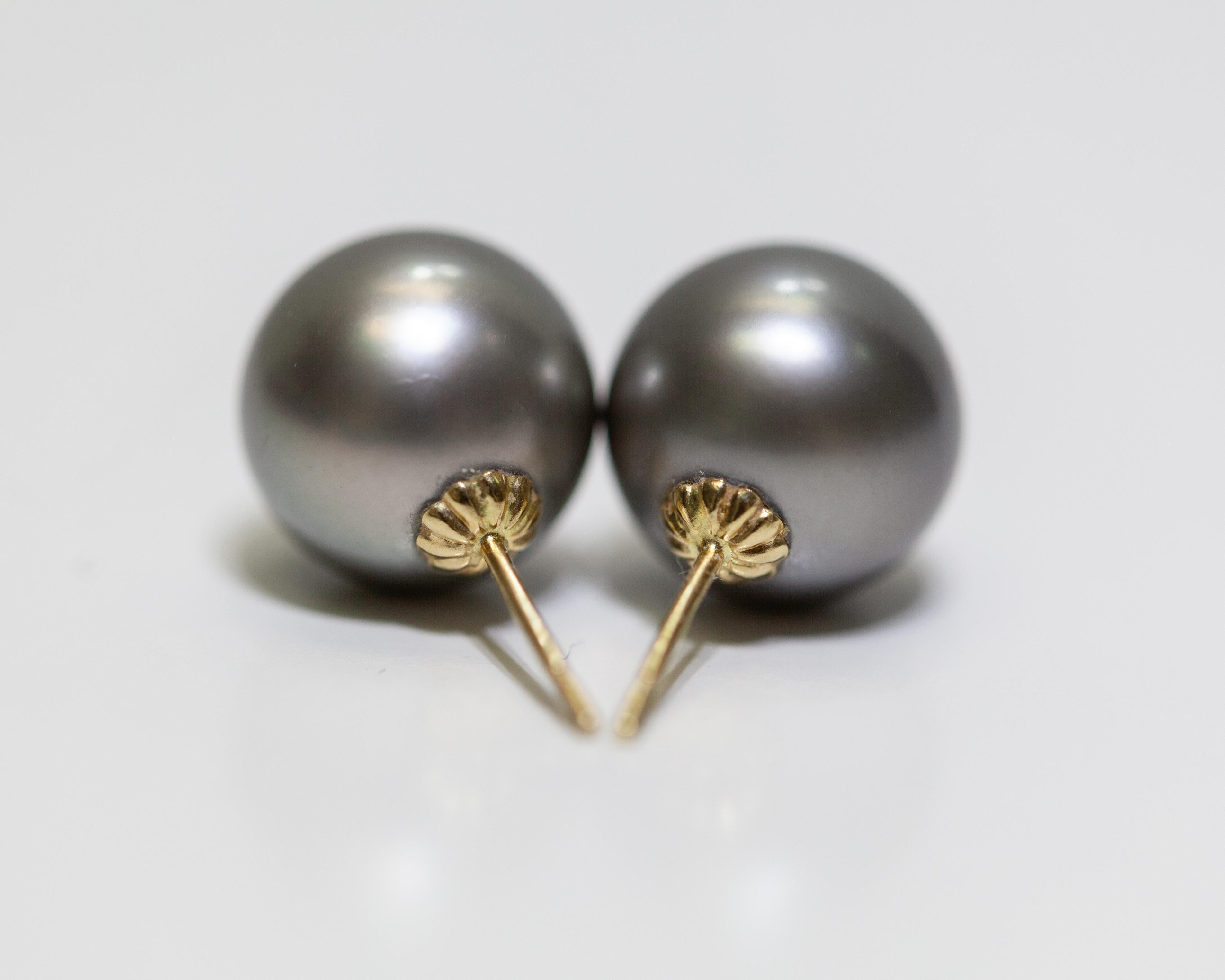 Mikimoto Schwarze Südsee-Ohrringe aus 18 Karat Gelbgold mit Perlen Damen im Angebot