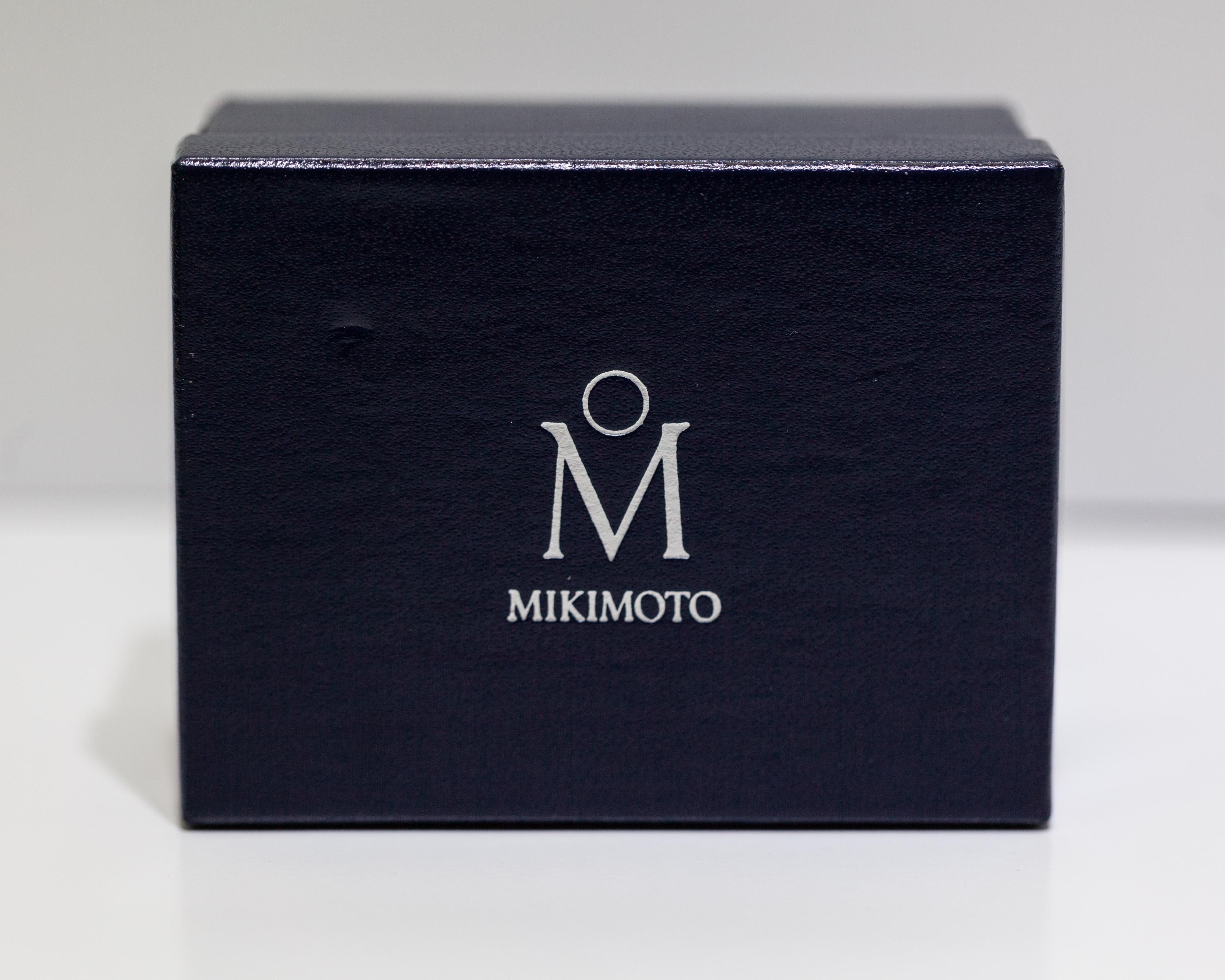 Mikimoto Schwarze Südsee-Ohrringe aus 18 Karat Gelbgold mit Perlen im Angebot 1
