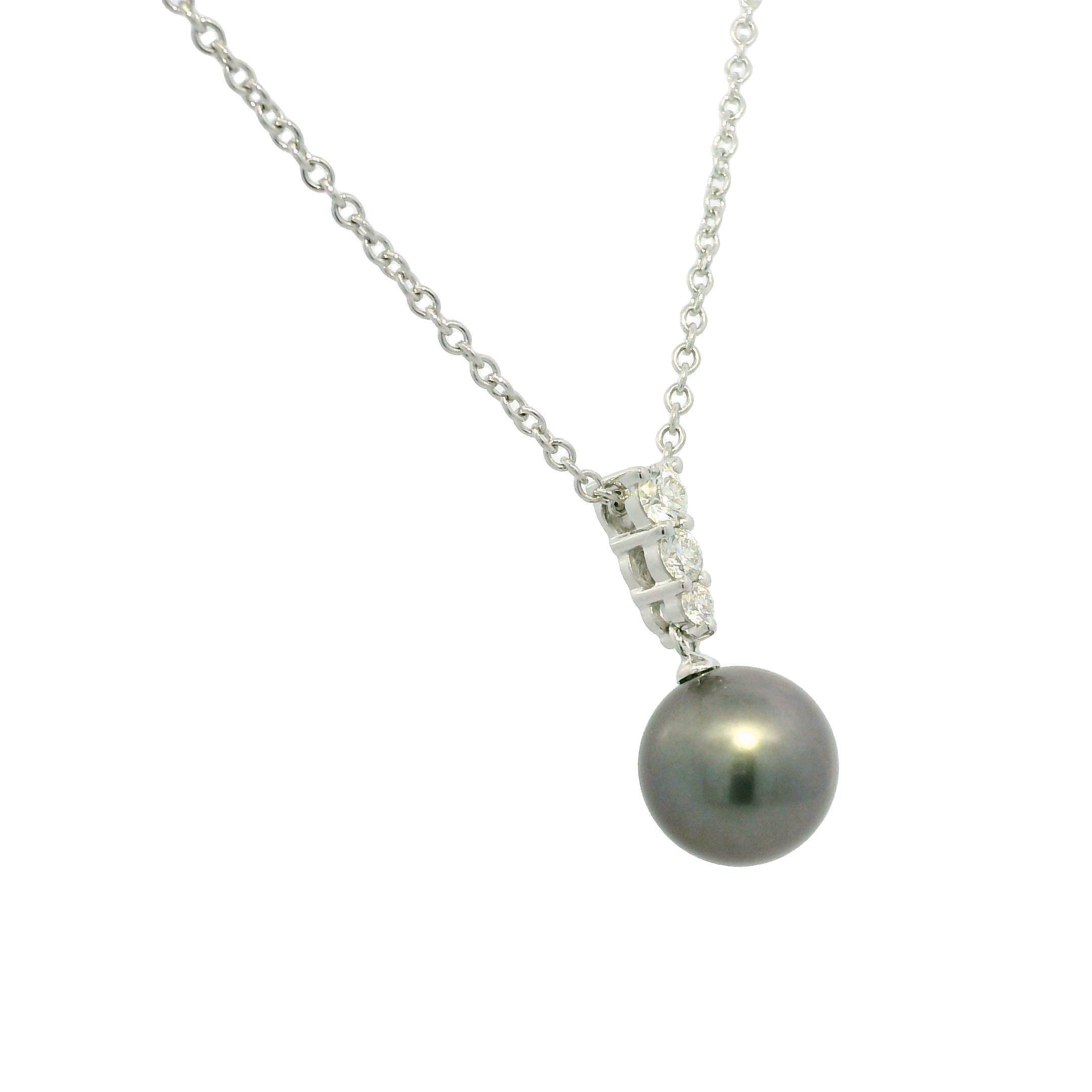 Moderno Mikimoto Collana con perle nere dei mari del sud e diamanti naturali a 18 carati In magazzino in vendita