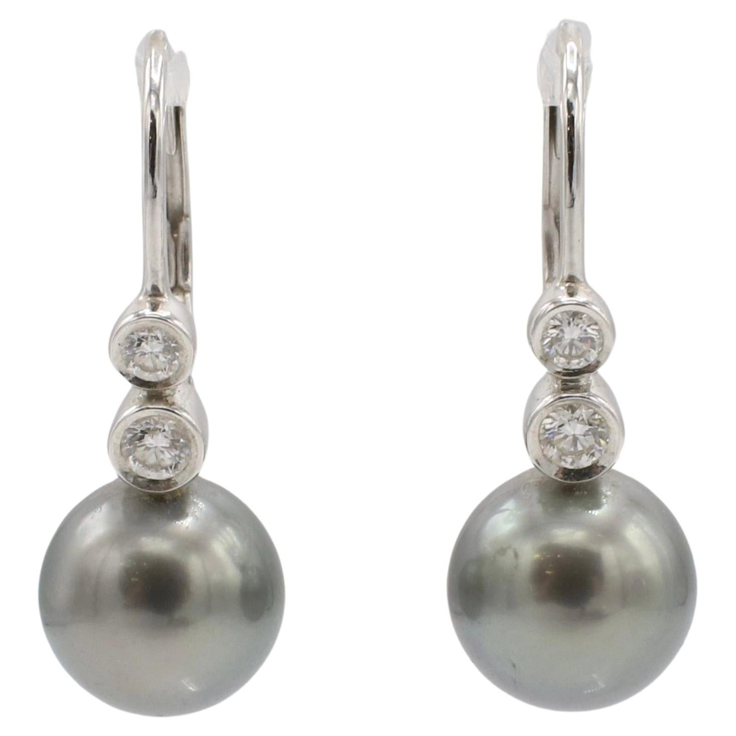 Mikimoto Pendants d'oreilles en or blanc 18 carats, perles noires des mers du Sud et diamants naturels