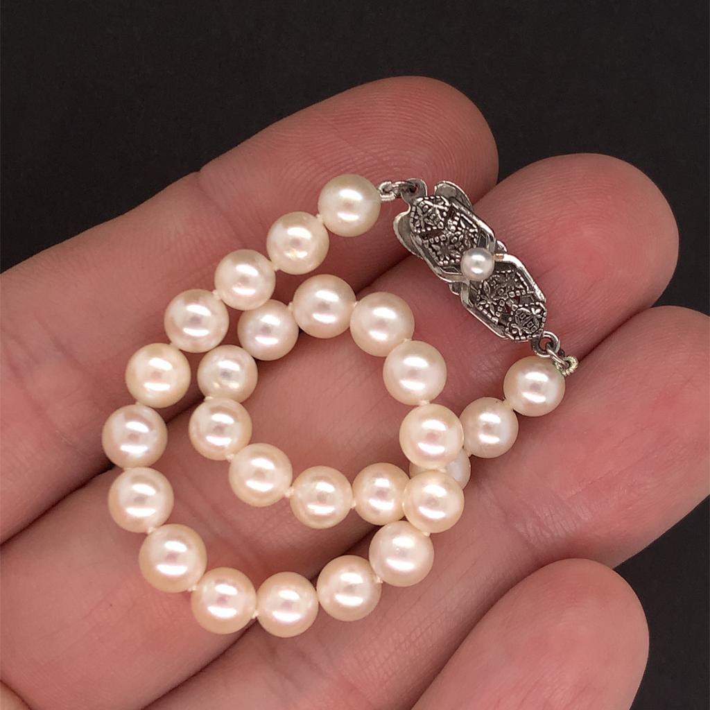 MIKIMOTO BRACELET STERLING SILVER 8.73 GR 6-5 MM PEARLS M138

This is a One of a Kind Unique Custom Made Glamorous Piece of Jewelry!

Nothing says, “I Love you” more than Diamonds and Pearls!

TRUSTED SELLER SINCE 2002
PLEASE SEE OUR HUNDREDS OF