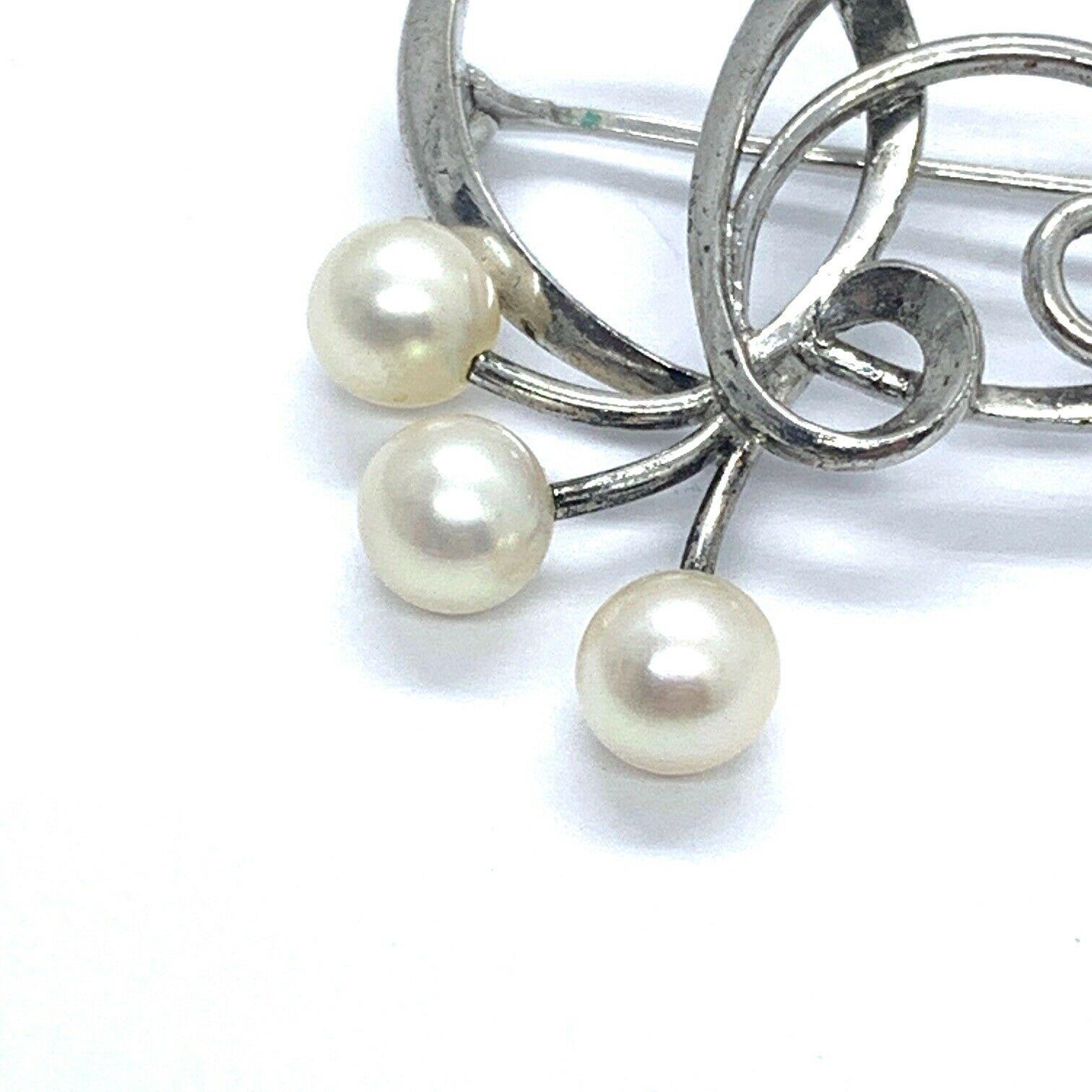 Mikimoto Estate Akoya Pearl Brooch Pin Sterling Silver In Good Condition For Sale In Brooklyn, NY