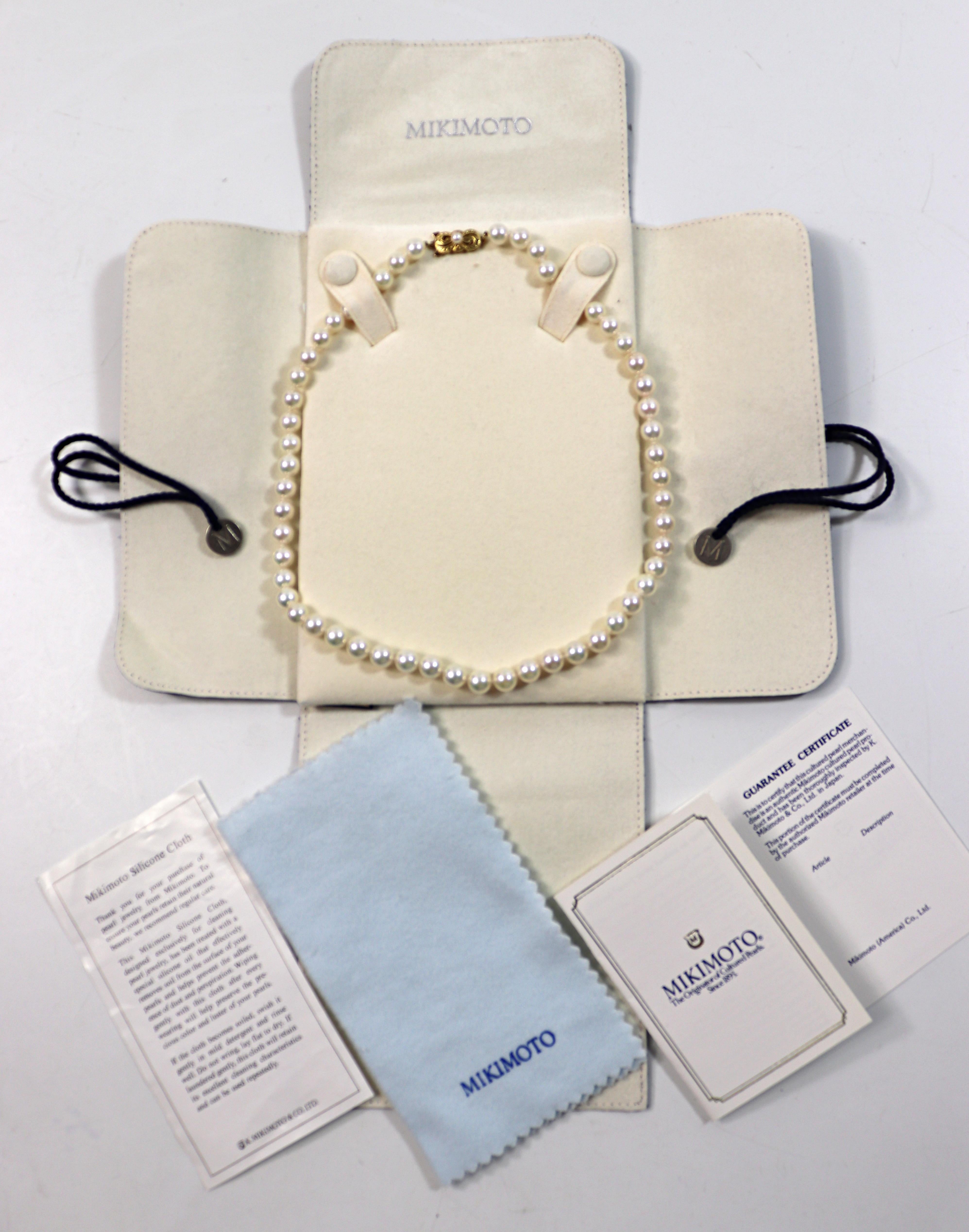 Featuring (55) 7.5 mm cultured Akoya pearls, completed by a 4.0 mm, cultured pearl, 18k yellow gold
Mikimoto clasp, forming an 18-inch knotted necklace, accompanied by the original blue Mikimoto
necklace envelope with tie, paperwork and cloth, Gross