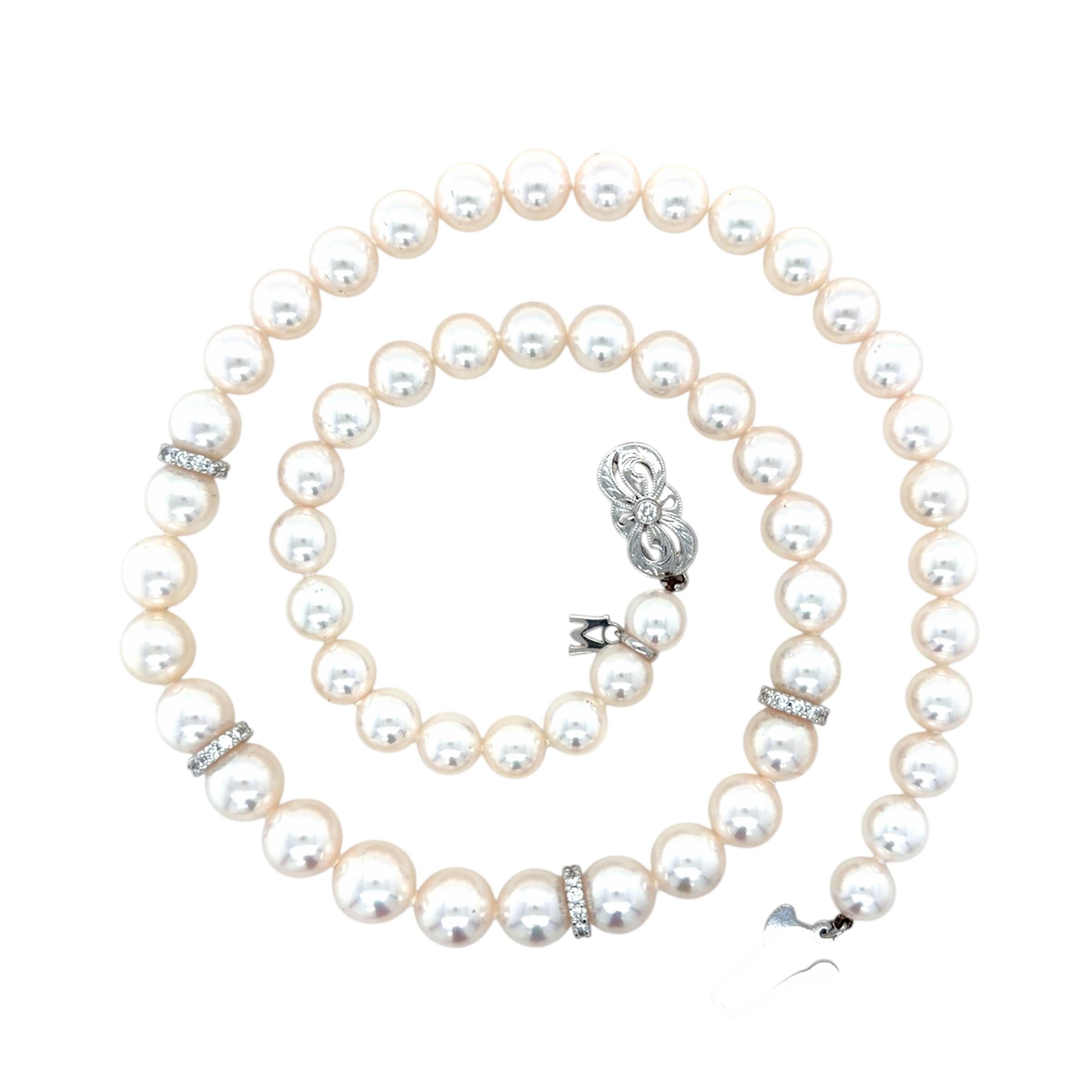 Una classica collana di perle e diamanti del rinomato Mikimoto. Le perle sono leggermente graduate e sono infilate a nodo con quattro diamanti rondelle del peso totale di circa 1,00 carati e le perle misurano circa 9,15-7,00 mm di diametro. Un