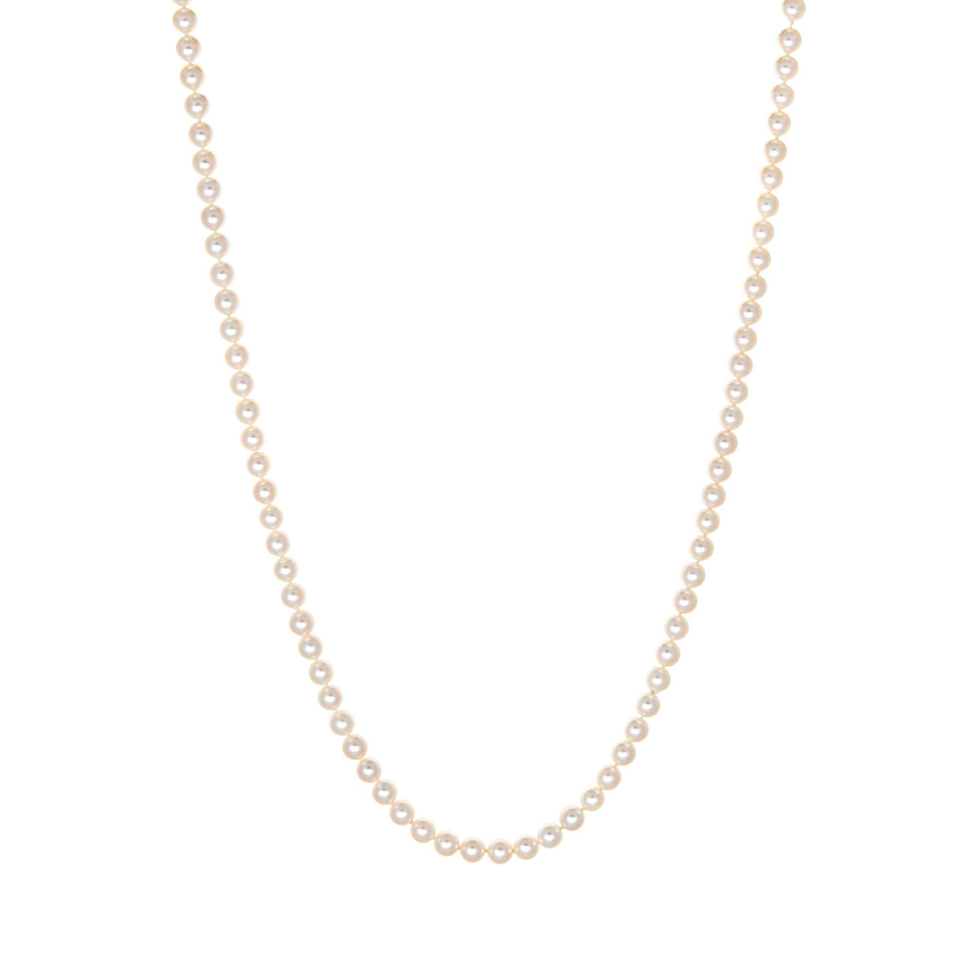 Eleganter Mikimoto Opera Ständer in 30 Zoll Länge aus Zuchtperlen, mit einem Verschluss aus 14 Karat Gelbgold.  

Mikimoto Akoya-Zuchtperlen sind rund und messen 6,5 bis 7 mm. Die Perlen sind glänzend und für zusätzliche Sicherheit einzeln geknotet.