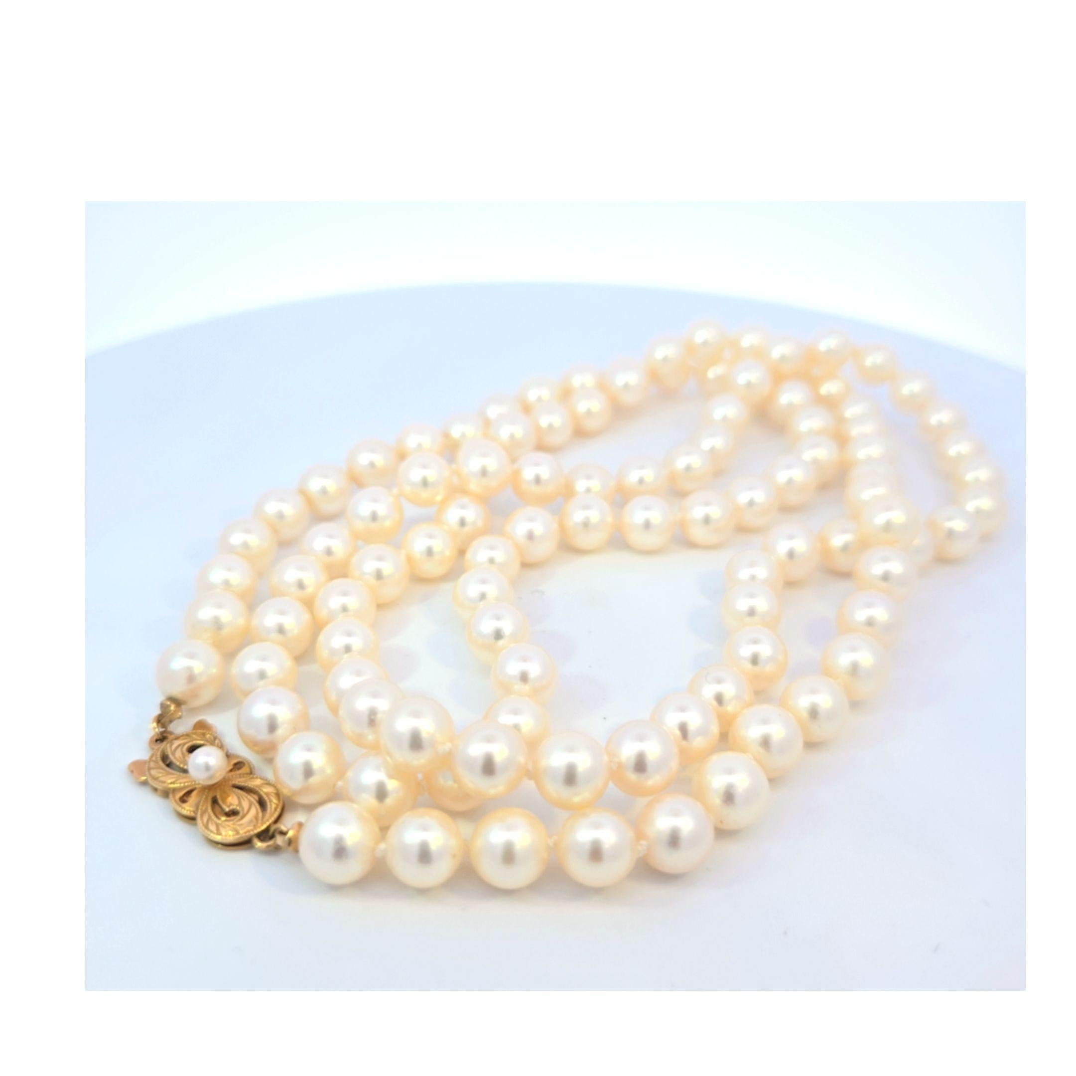 Taglio rotondo Filo di perle coltivate Mikimoto con chiusura in oro giallo 18 carati in vendita