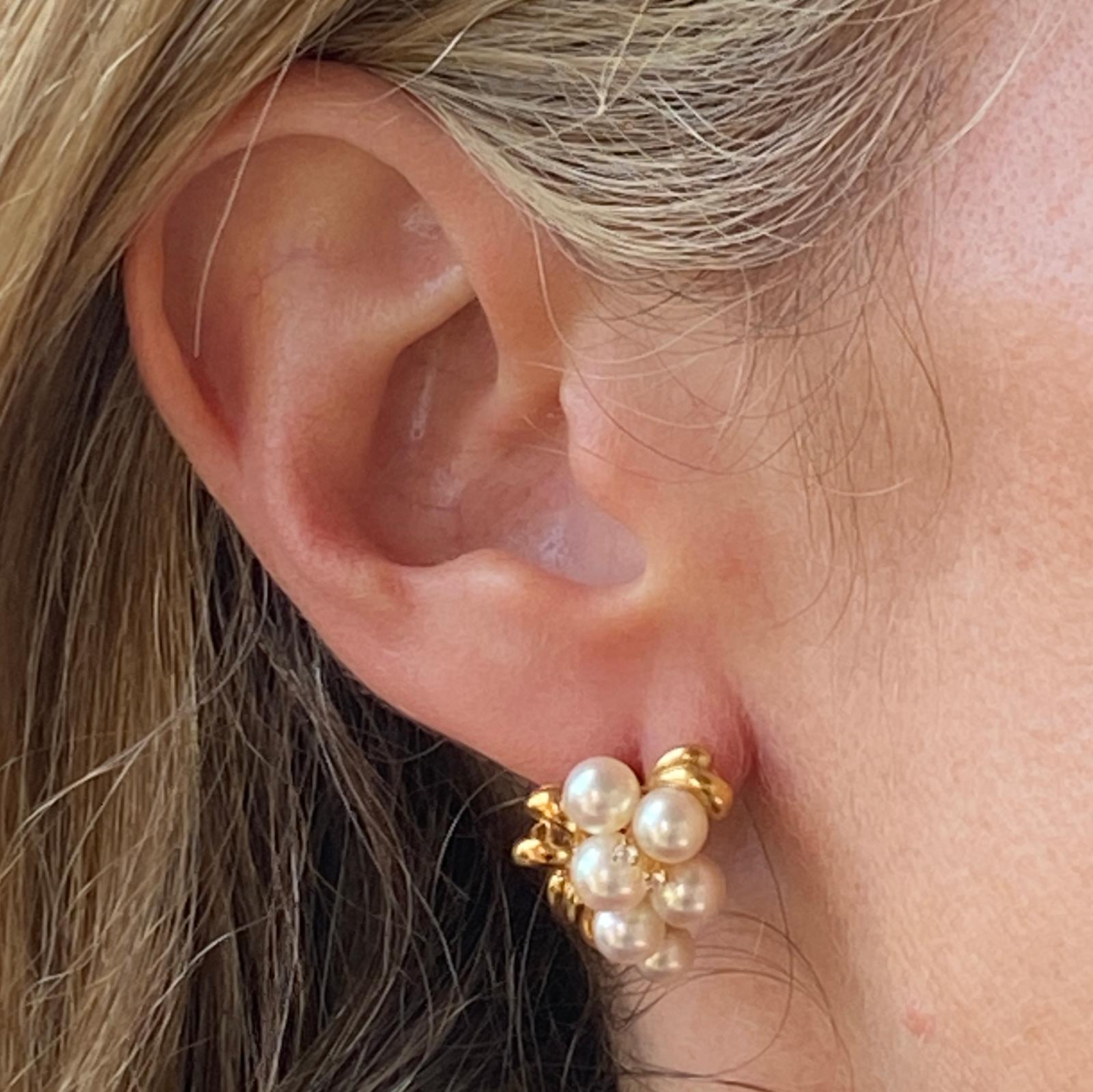 Perlen- und Diamantohrringe von Mikimoto. Die Ohrringe sind aus 18 Karat Gelbgold gefertigt und mit weißen Perlen von 4::5-5::5 mm besetzt. Sechs runde Brillanten setzen Akzente mit einem Gesamtgewicht von etwa 0::10 Karat. 
Die Ohrringe sind 15 x