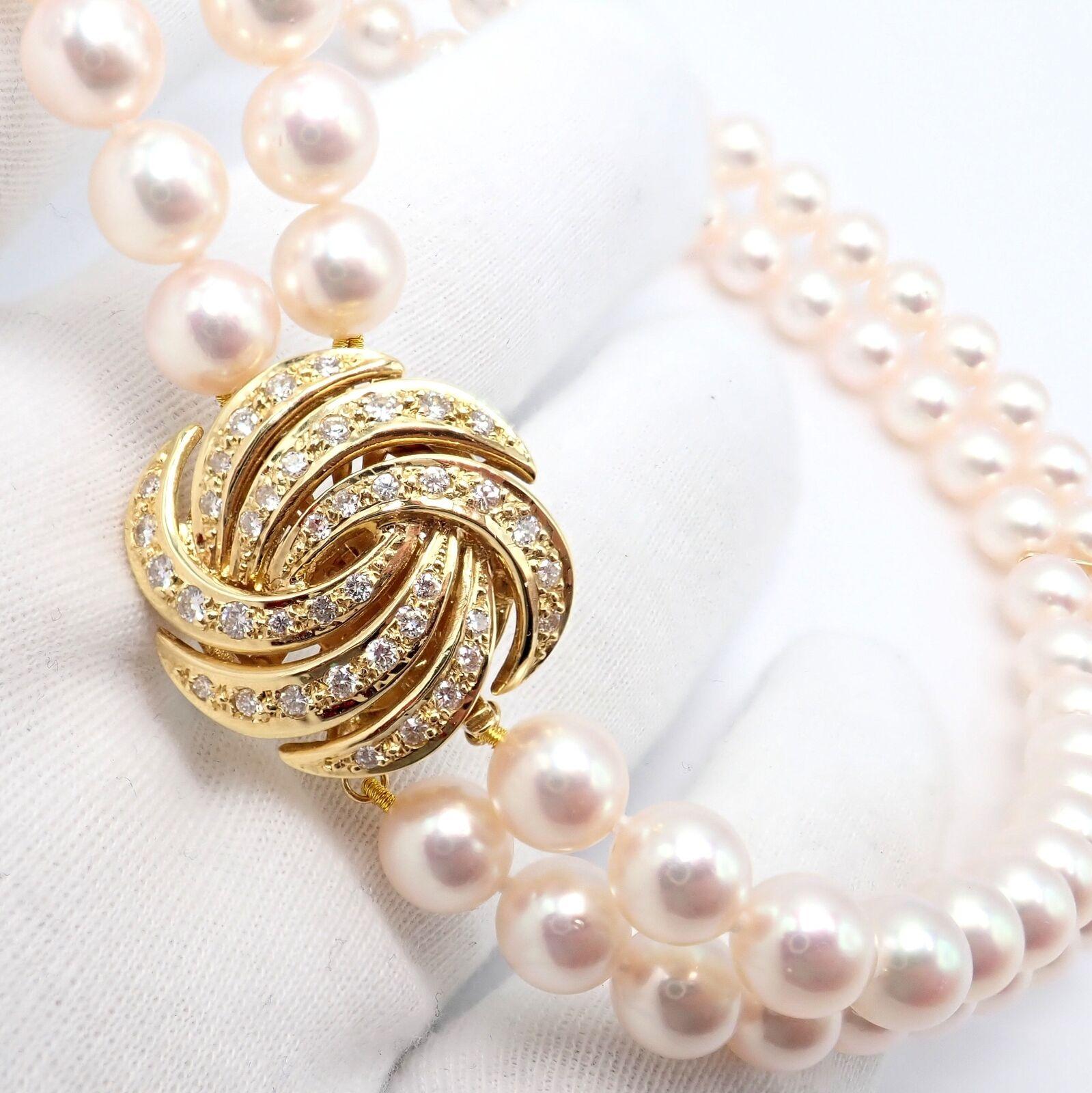 Collier de perles de culture de 8 mm en or jaune 18 carats avec diamants sur deux rangs par Mikimoto. 
Le collier de perles double brin Authentic Mikimoto est un parangon d'élégance, réalisé en or jaune 18 carats avec de délicats diamants. 
Il se