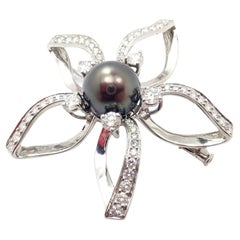 Mikimoto Broche fleur en platine avec grande perle de Tahiti et diamants