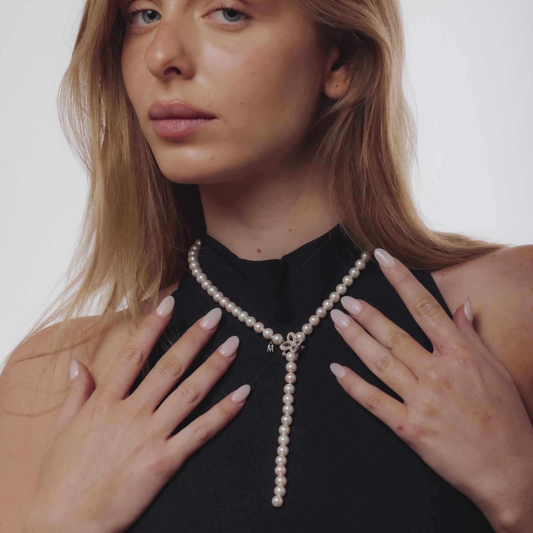 Questa collana vintage di Mikimoto degli anni '90 incarna un lusso raffinato: 72 perle luminose di 7,17 mm ciascuna sono completate da 39 diamanti rotondi taglio brillante per un totale di circa 0,40 carati, di colore E-F e purezza VS. Realizzata in