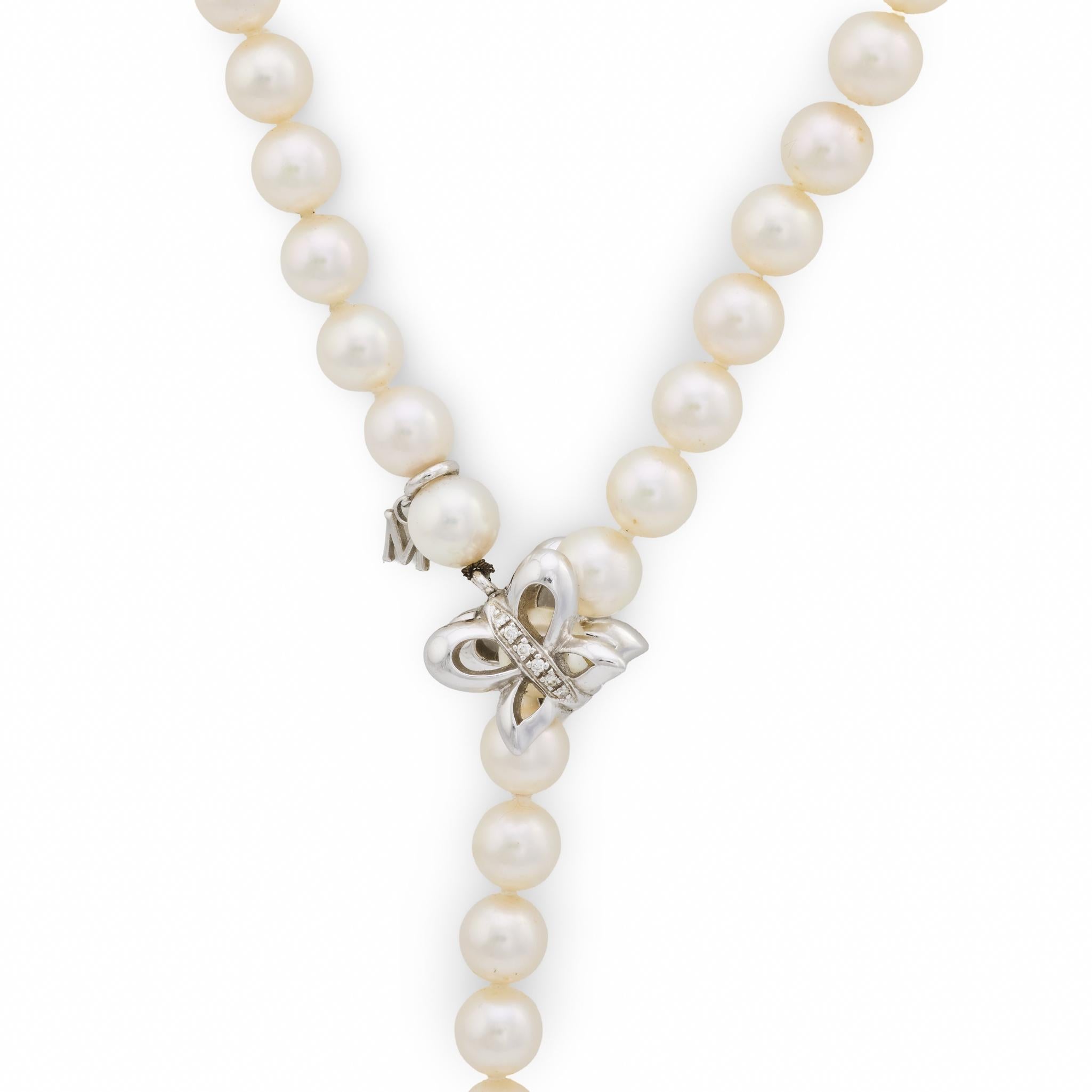 Contemporaneo Collana a farfalla in oro bianco 18 carati con perle e diamanti di Mikimoto in vendita