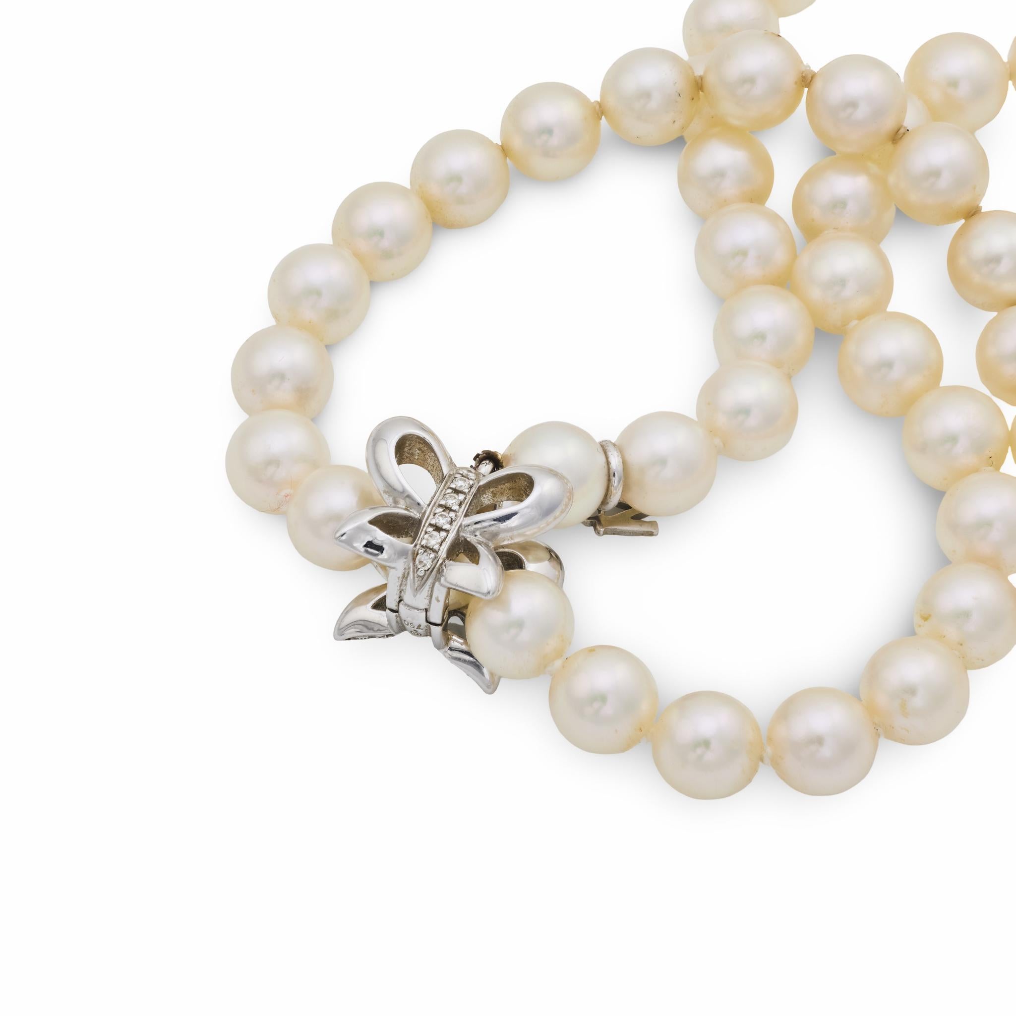 Collana a farfalla in oro bianco 18 carati con perle e diamanti di Mikimoto In condizioni buone in vendita a Beverly Hills, CA