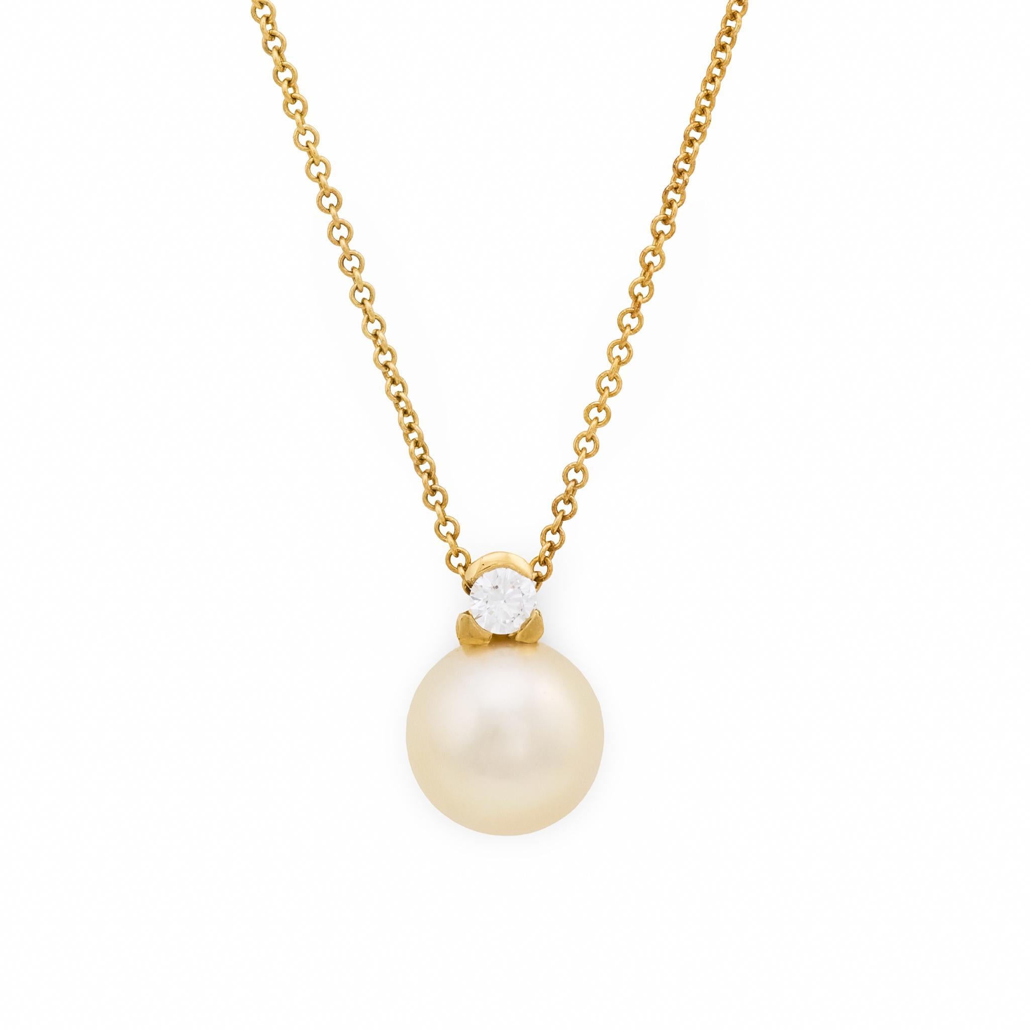 Questa collana vintage di Mikimoto degli anni 2000 è un grazioso mix di eleganza e raffinatezza. Al centro si trova una luminosa perla di 8,15 mm, impreziosita da uno scintillante diamante rotondo taglio brillante da 0,10 carati di colore F-G e