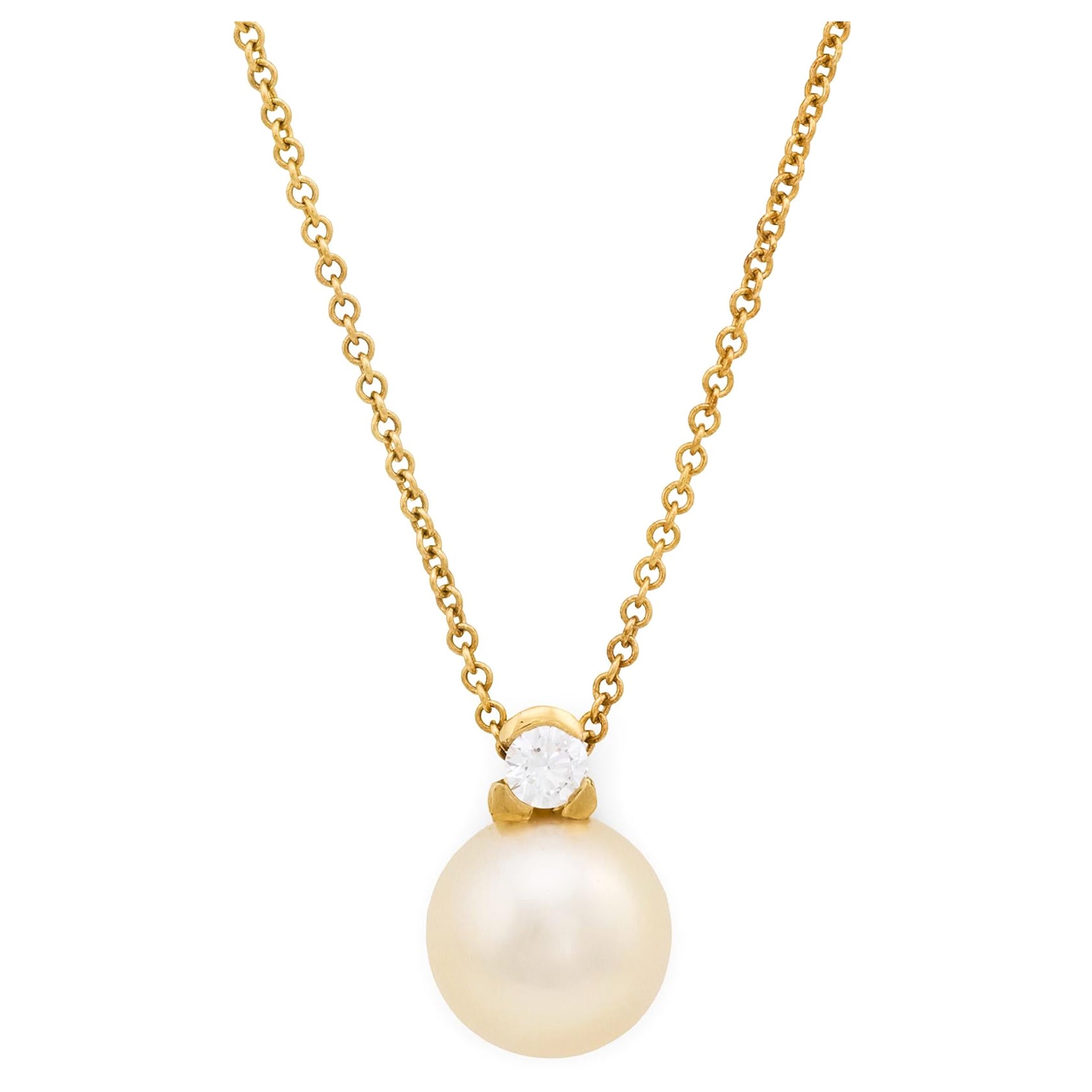Collana Mikimoto con perle e diamanti in oro giallo 18 carati in vendita