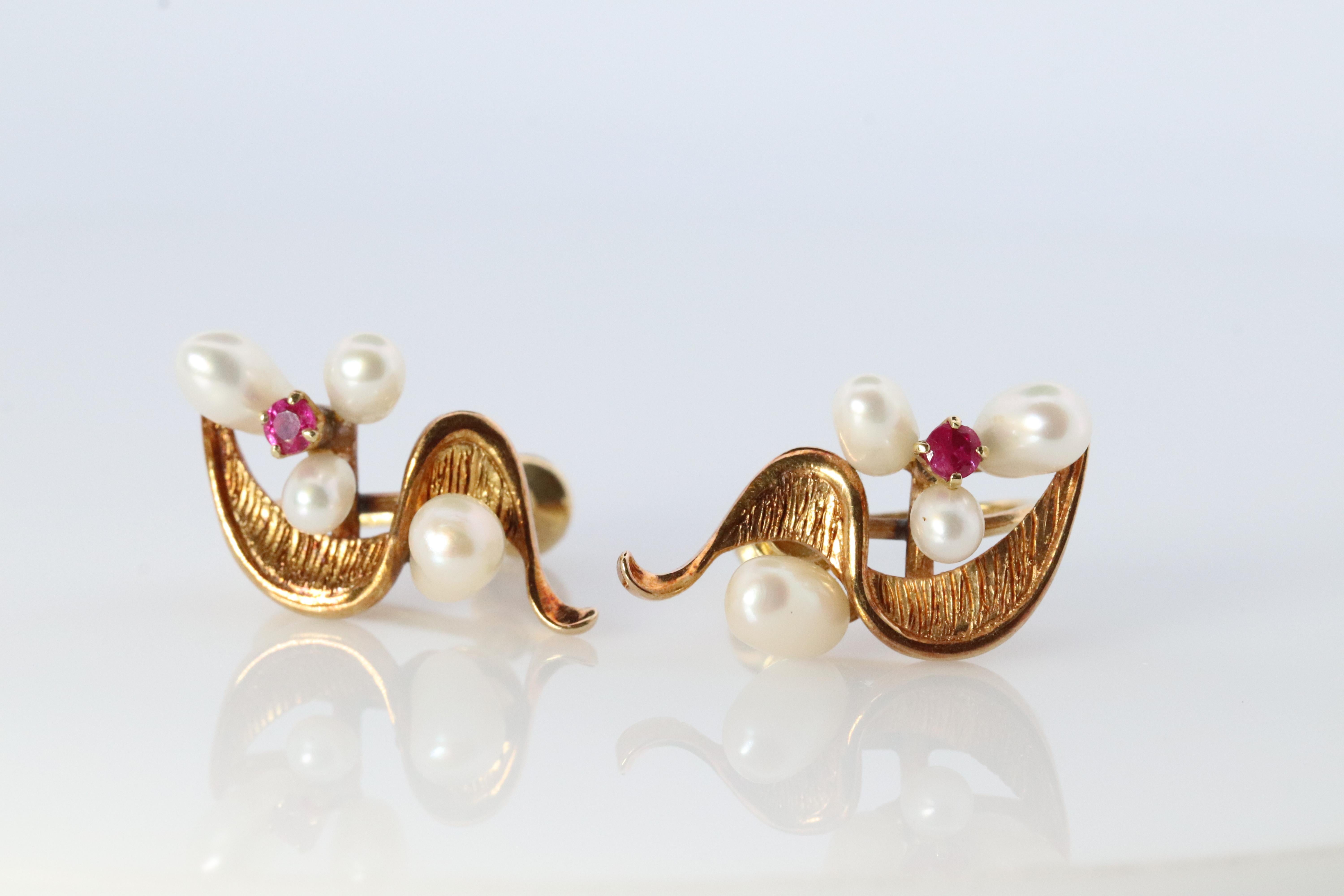 Splendidi orecchini di design. Perle Mikimoto di fama mondiale. Un gruppo di  perle progettate per orecchie non forate.

Le perle hanno una lucentezza incredibile. Rubini rotondi Nature. Design di metà secolo con foglie.

Dorso a vite.
Condit: Non