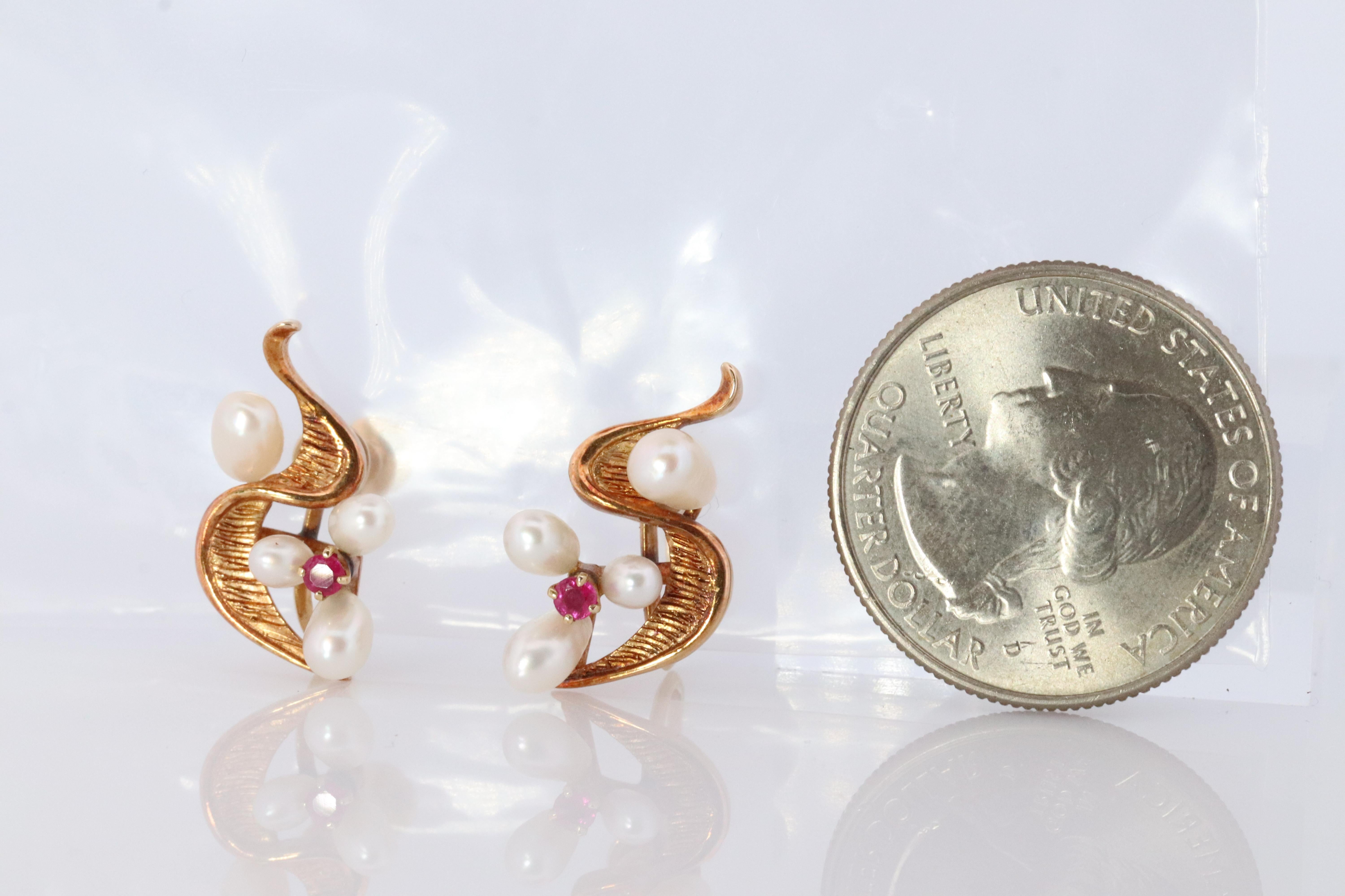 Moderno Orecchini Mikimoto. Clip a grappolo in oro 14k Mikimoto Pearl Ruby. Non forzato in vendita