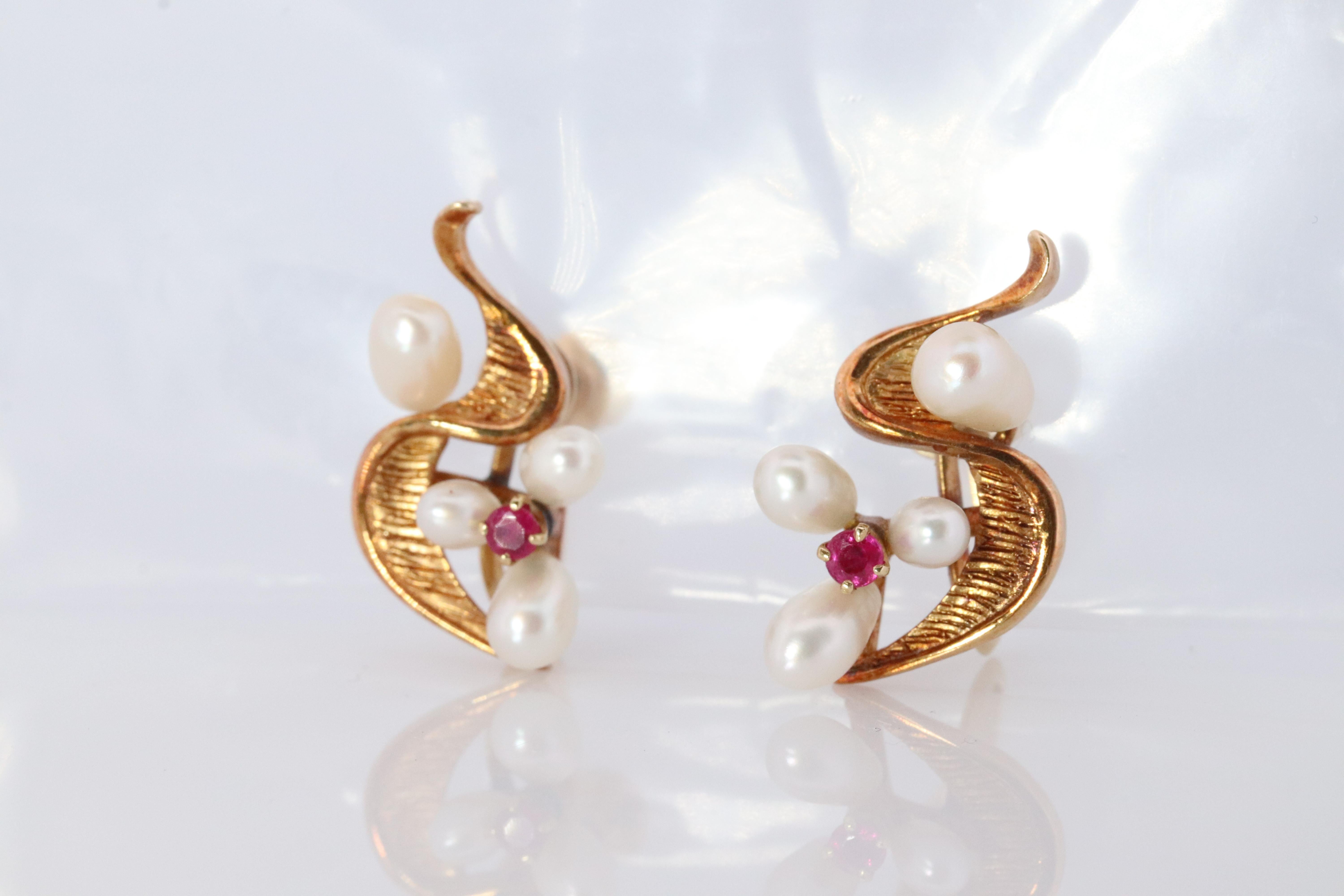 Taglio rotondo Orecchini Mikimoto. Clip a grappolo in oro 14k Mikimoto Pearl Ruby. Non forzato in vendita