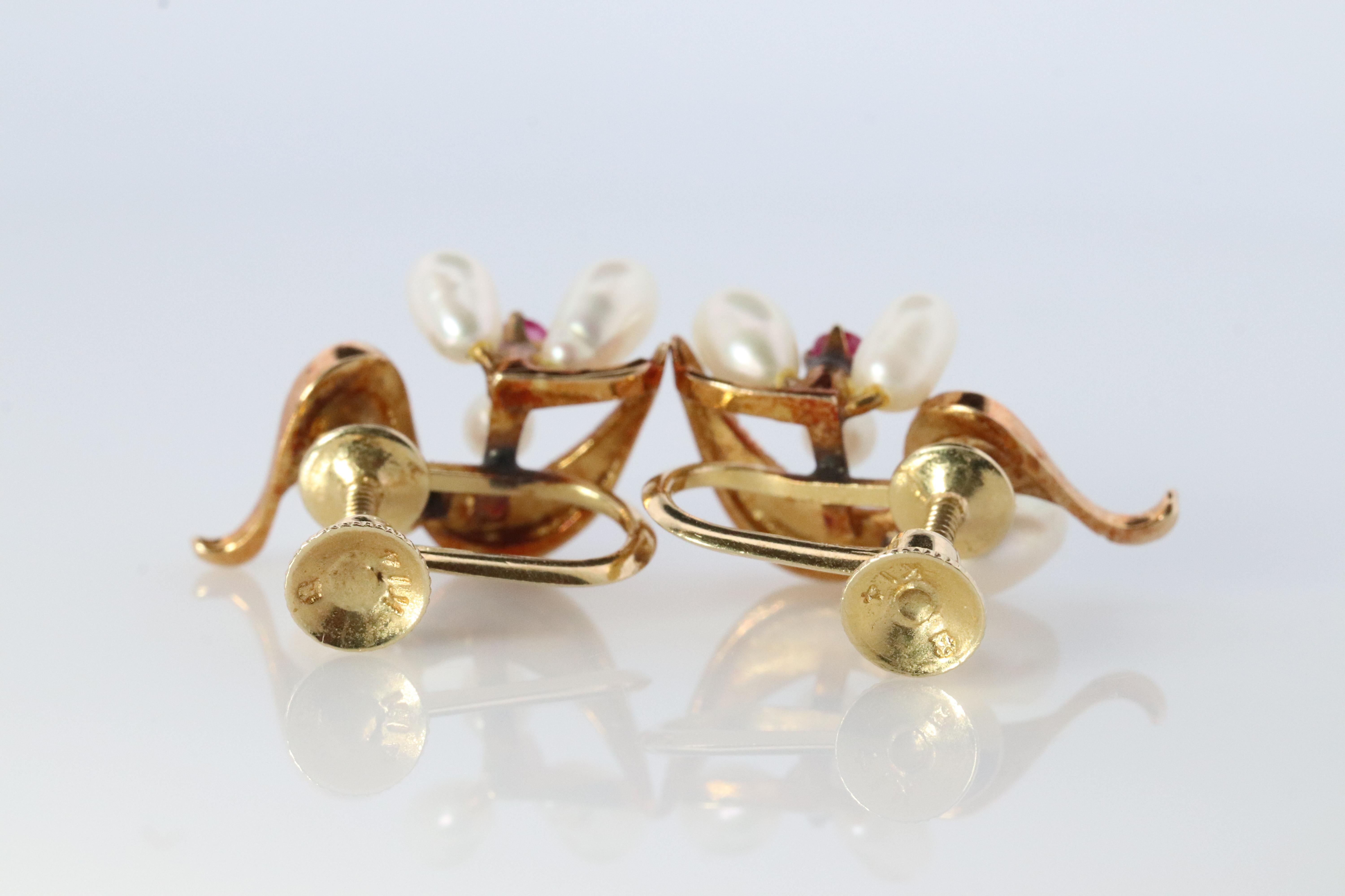Orecchini Mikimoto. Clip a grappolo in oro 14k Mikimoto Pearl Ruby. Non forzato In condizioni buone in vendita a Port Charlotte, FL