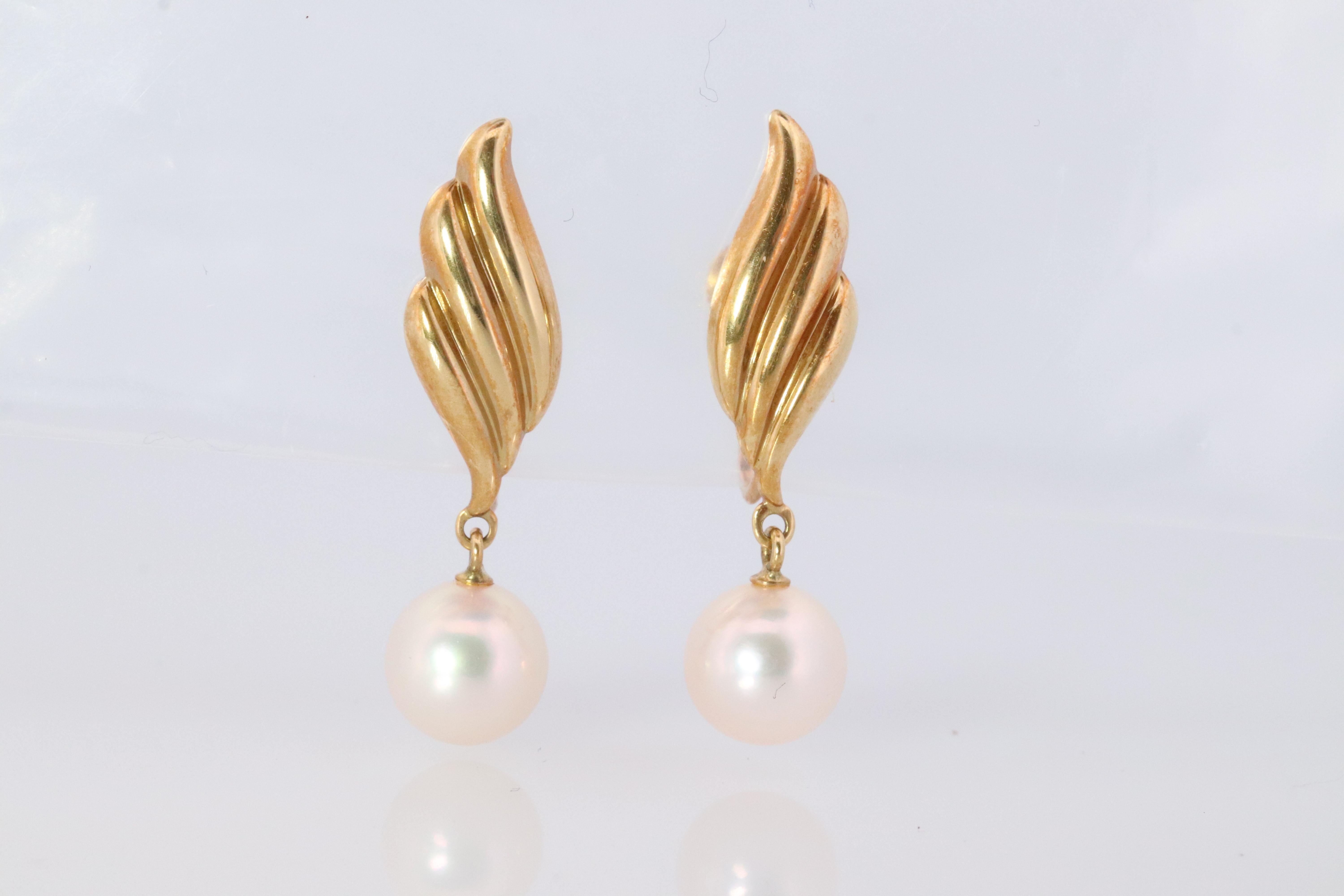 Stunning Designer earrings. World Renowned MIKIMOTO pearls. 

Un- Pierce Screw Back Dangle Earrings.

Pearls have amazing luster. Dangle Design with leaves

Condition: Shows no signs of wear.

Details:
hallmark M for Mikimoto
18k Yellow Gold
7mm