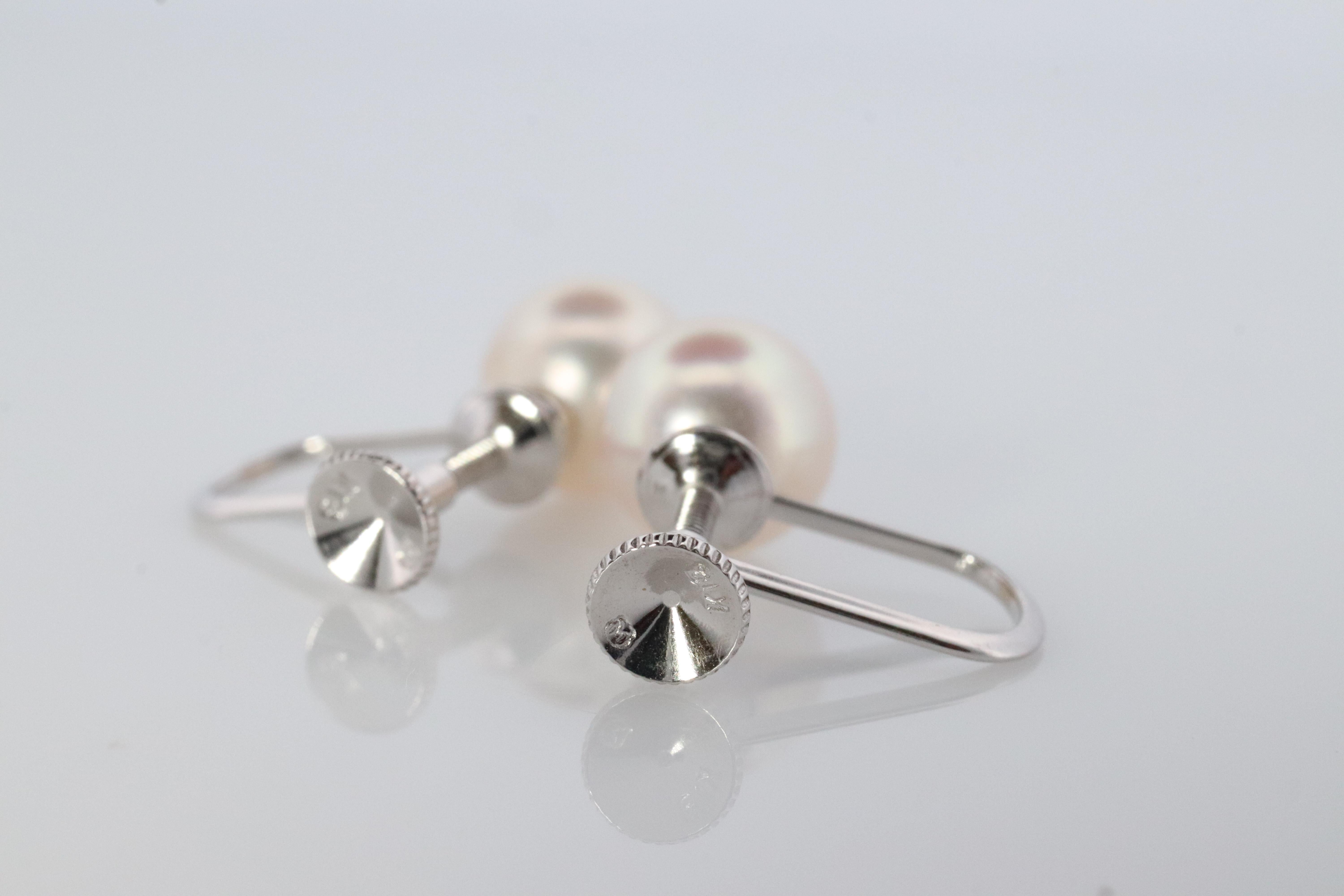 Atemberaubende Designer-Ohrringe. Weltberühmte MIKIMOTO-Perlen. 

Un- Pierce Screw Back Stud Earrings.

Perlen haben einen erstaunlichen Glanz. Solitär-Design mit  Akoya-Perlen

Zustand: Zeigt wenig bis keine