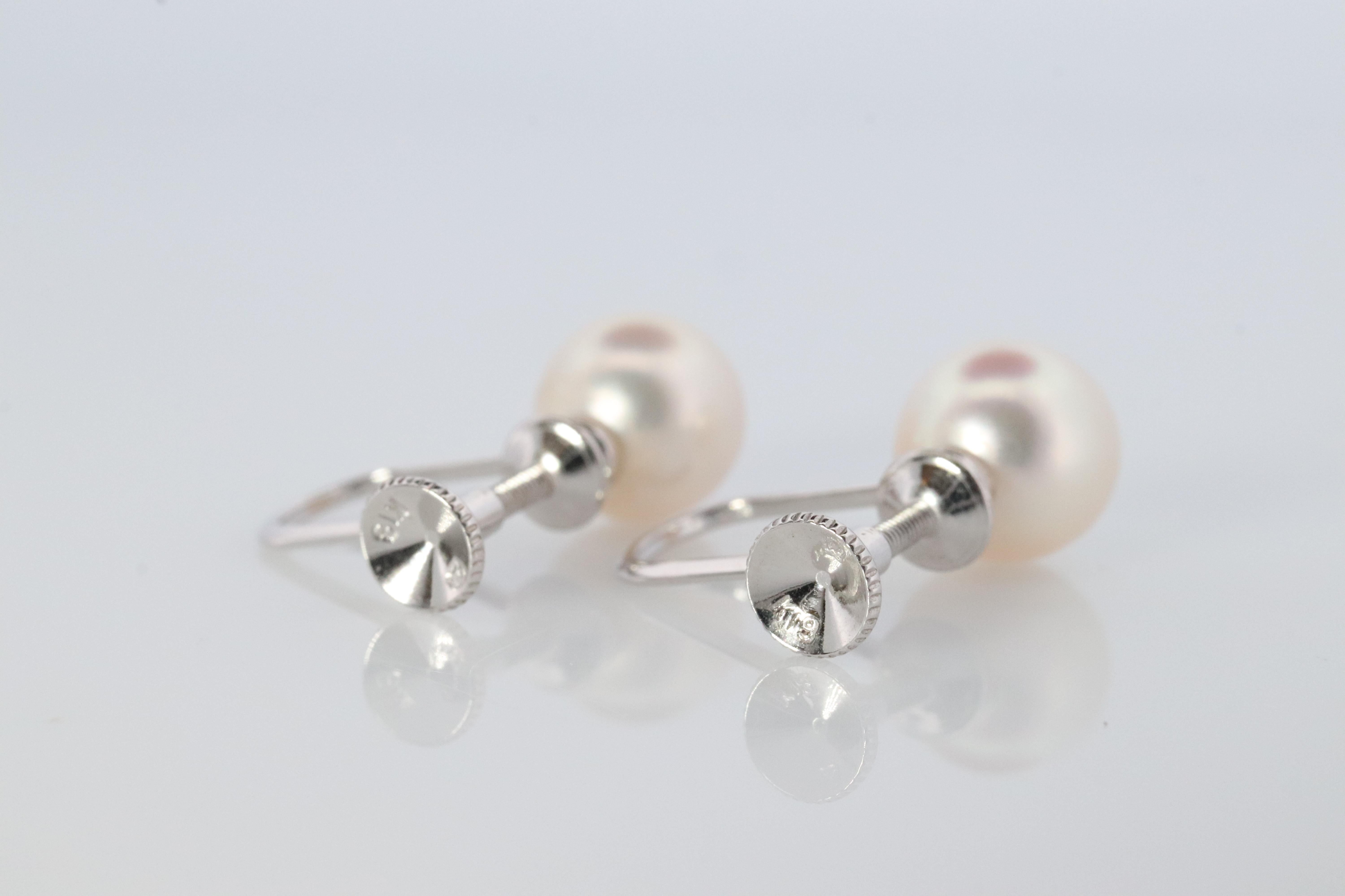 Mikimoto-Ohrstecker. 18k Gold Mikimoto Perlen-Ohrstecker. Undurchbrochener Clip an (Moderne)