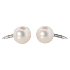 Mikimoto-Ohrstecker. 18k Gold Mikimoto Perlen-Ohrstecker. Undurchbrochener Clip an