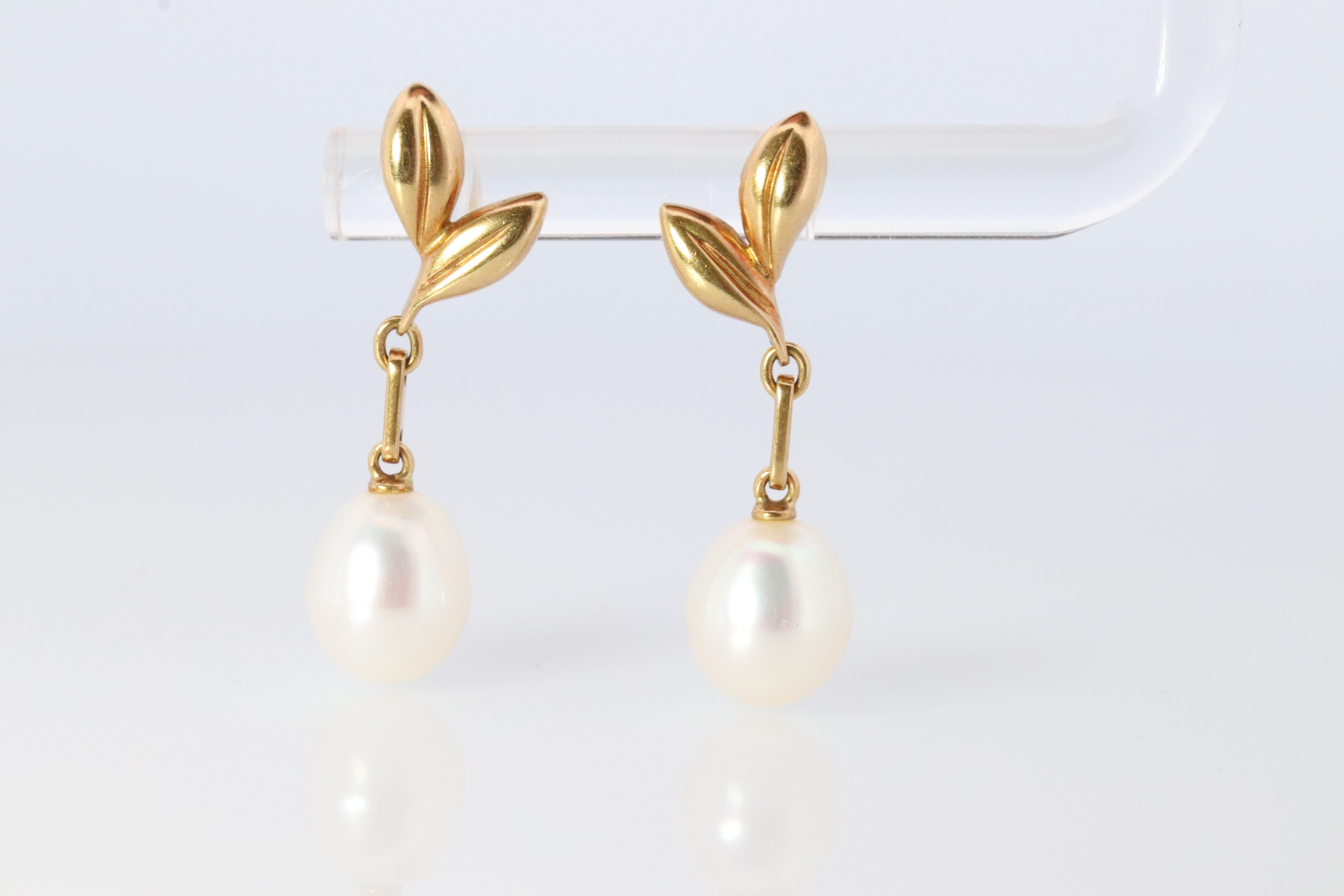 Stunning Designer earrings. World Renowned MIKIMOTO pearls. 

Pierced Hoops.

Pearls have amazing luster. Dangle Design with leaves

Condition: Shows no signs of wear.

Details:
]hallmark M for Mikimoto
3.2grams total weight
25mm drop