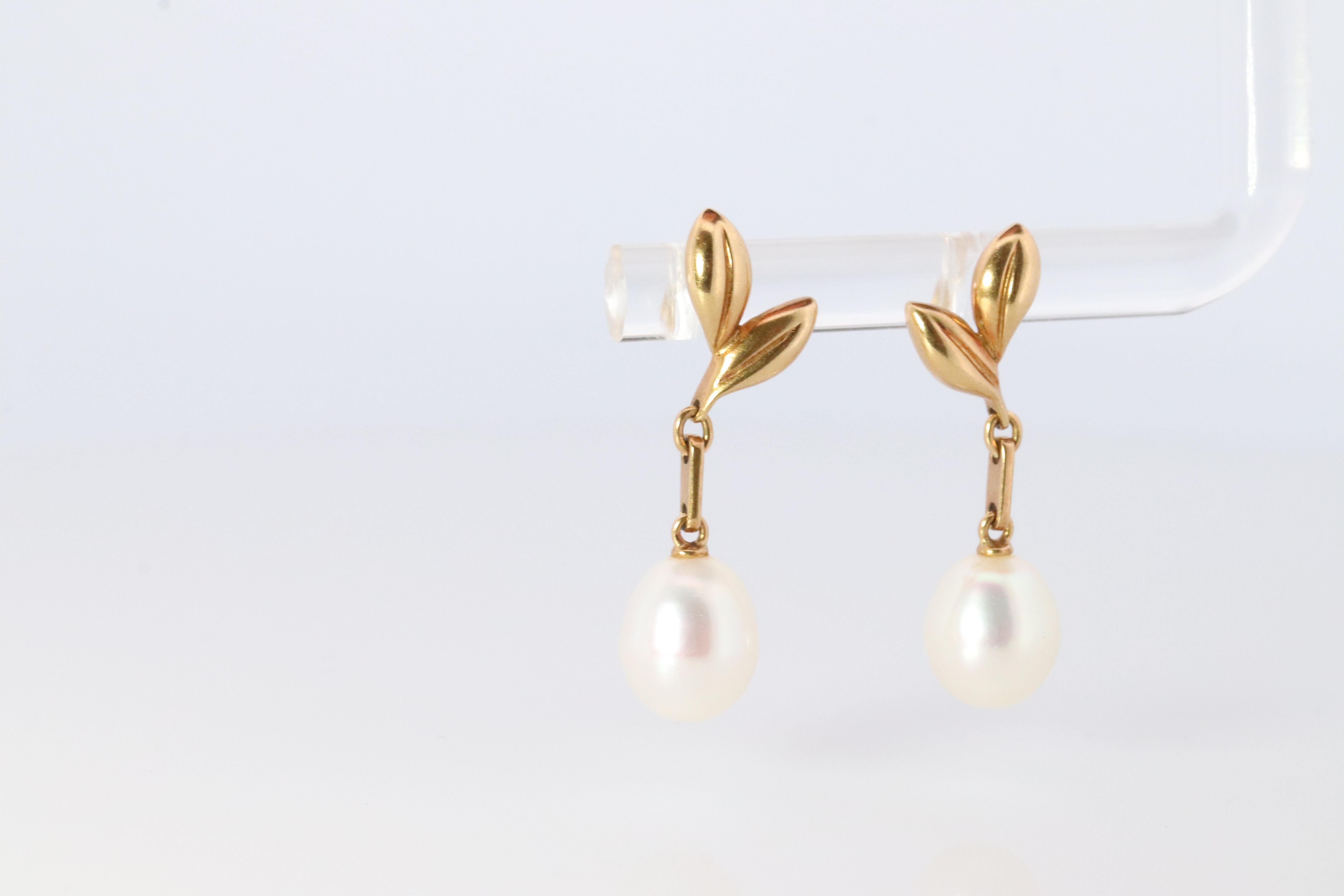 Mikimoto Earrings. Vintage 14k Gold Mikimoto Pearl Dangle Earrings. In Good Condition In Port Charlotte, FL