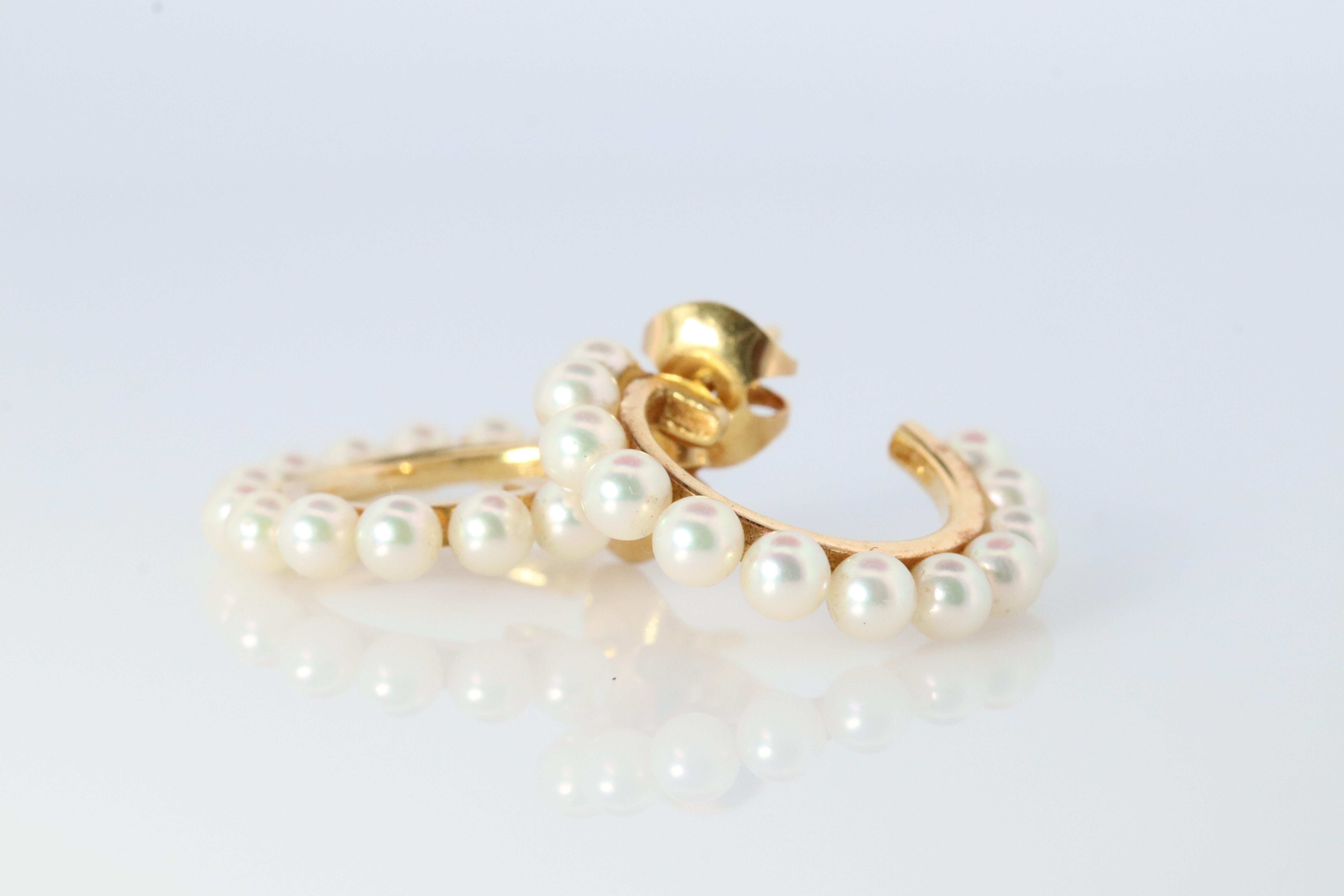 Stunning Designer earrings. World Renowned MIKIMOTO pearls. 

Pierced Hoops.

Pearls have amazing luster. Mid-century design. 

Condition: Shows no signs of wear.

Details:
3mm Akoya pearls
hallmark M for Mikimoto
18k 750 Yellow Gold
3.6grams total