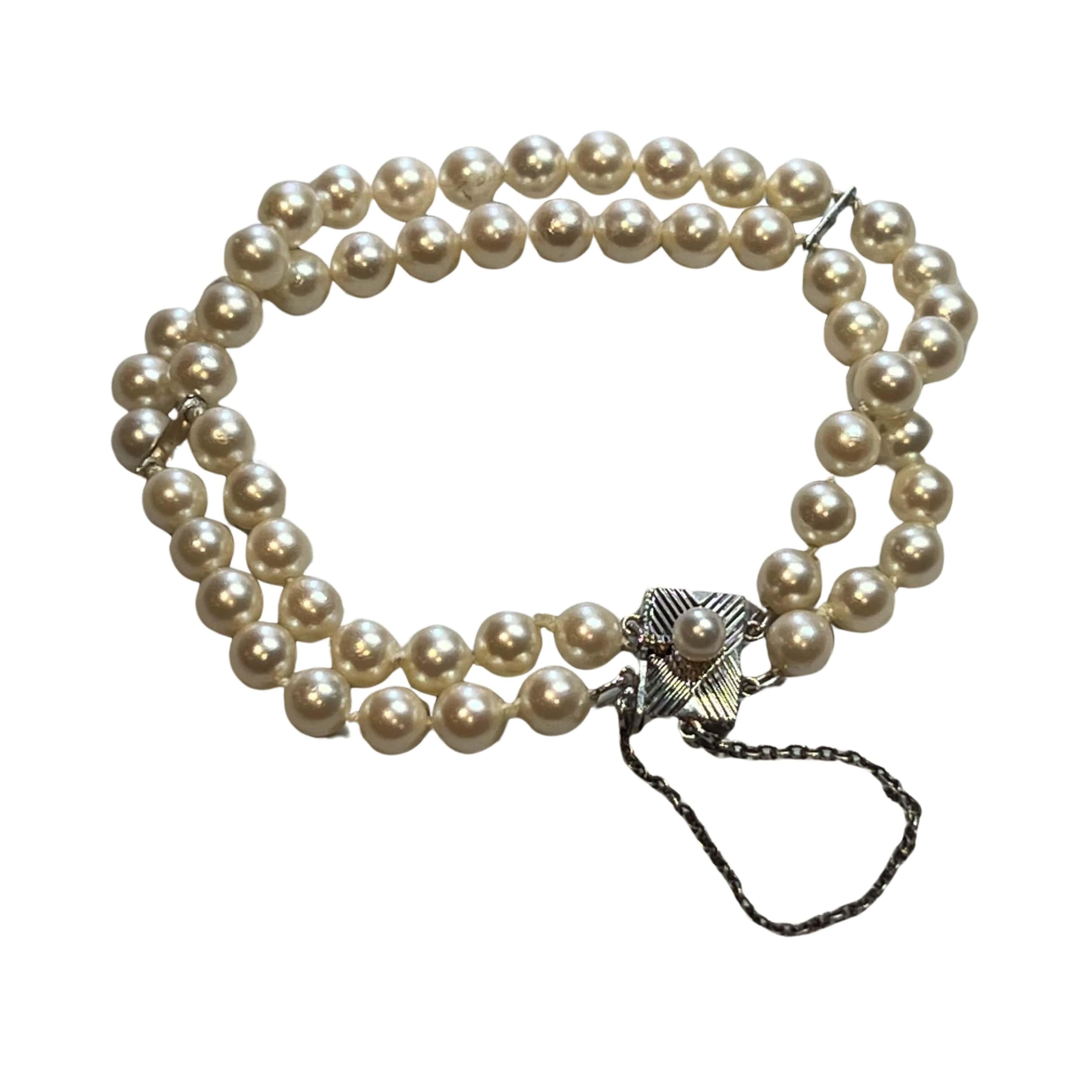 Authentic Mikimoto Estate Akoya Pearl 2 Strand Bracelet 7 5/8 inch  5.85 mm M341

Double Strand Mikimoto Japanese Akoya Pearl Bracelet

This elegant Authentic Mikimoto Estate Japanese Akoya pearl bracelet is made of Silver and has Akoya Cultured