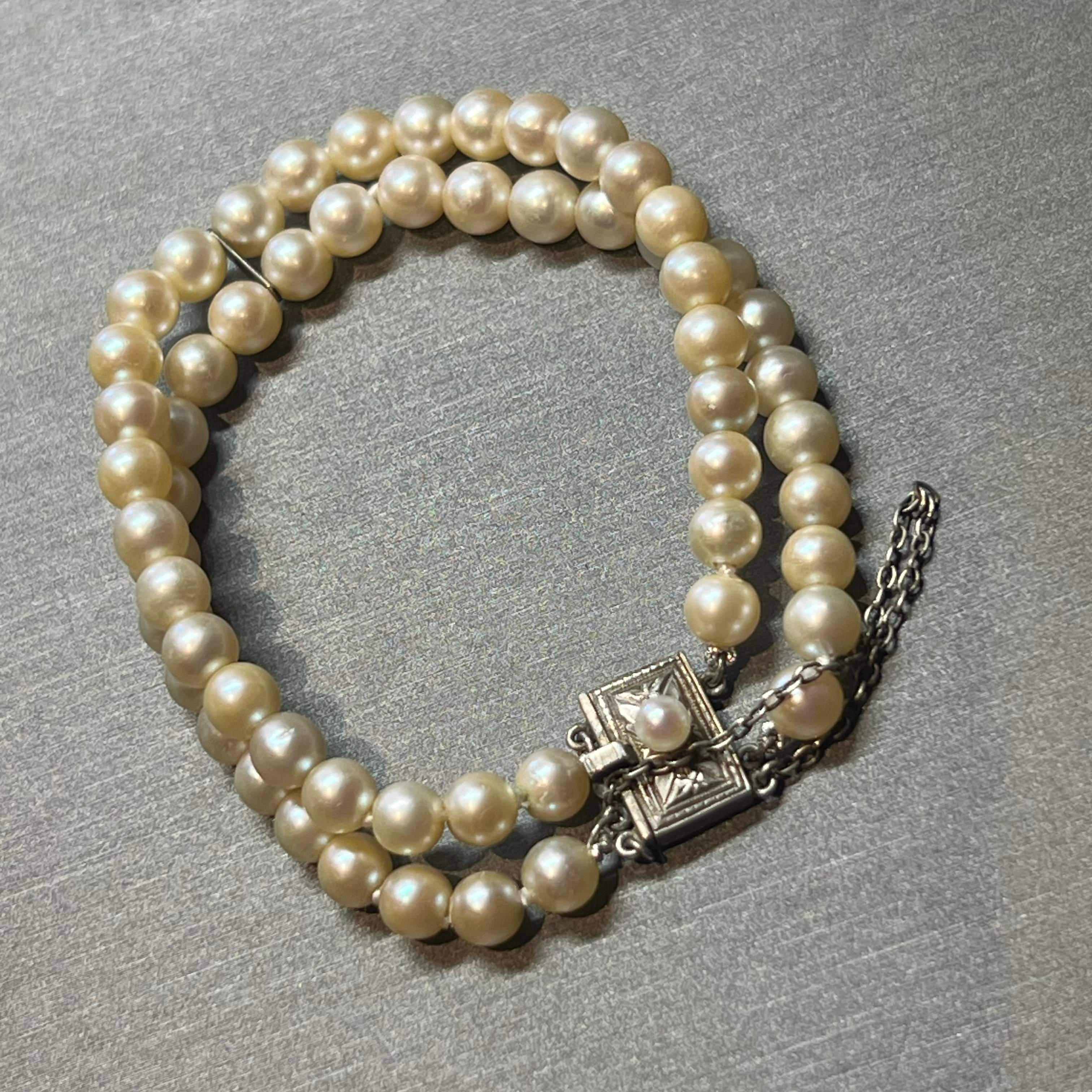 Authentic Mikimoto Estate Akoya Pearl Bracelet 6.5 Silver 5.50-6.00 mm M361

Please look at the video attached for this item.
With the video, you can see the movement of the item at all angles and appreciate the details better.

This elegant
