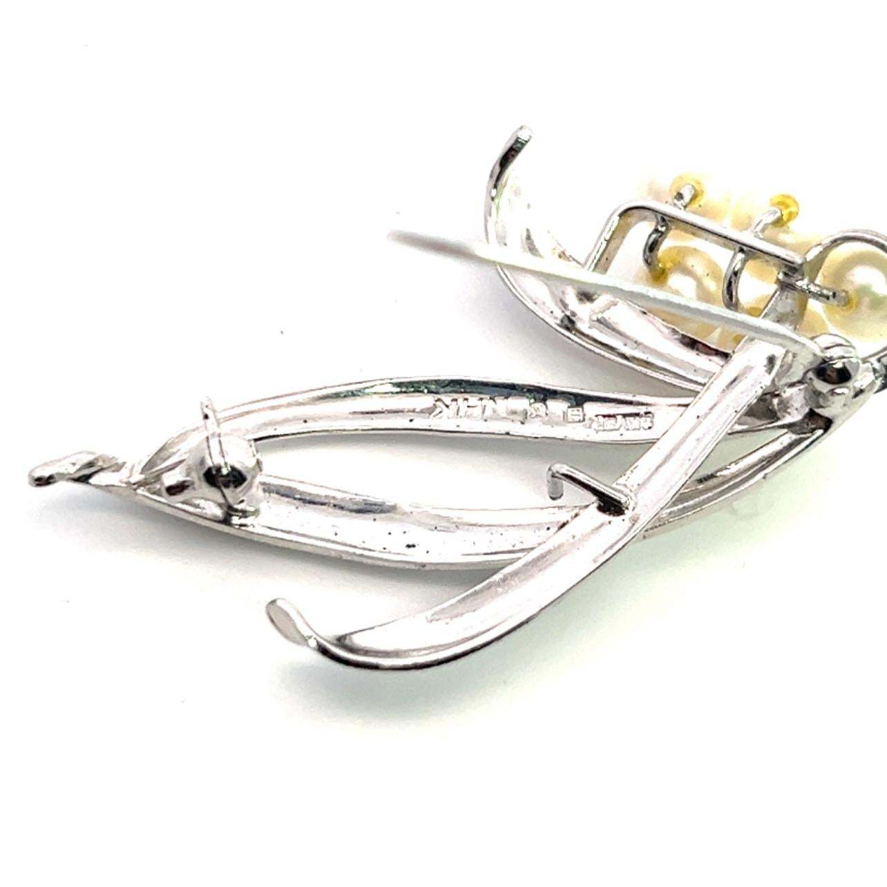 Taglio rotondo Spilla di perle Akoya di Mikimoto Estate 6,40-5,30 mm A. Silver in vendita