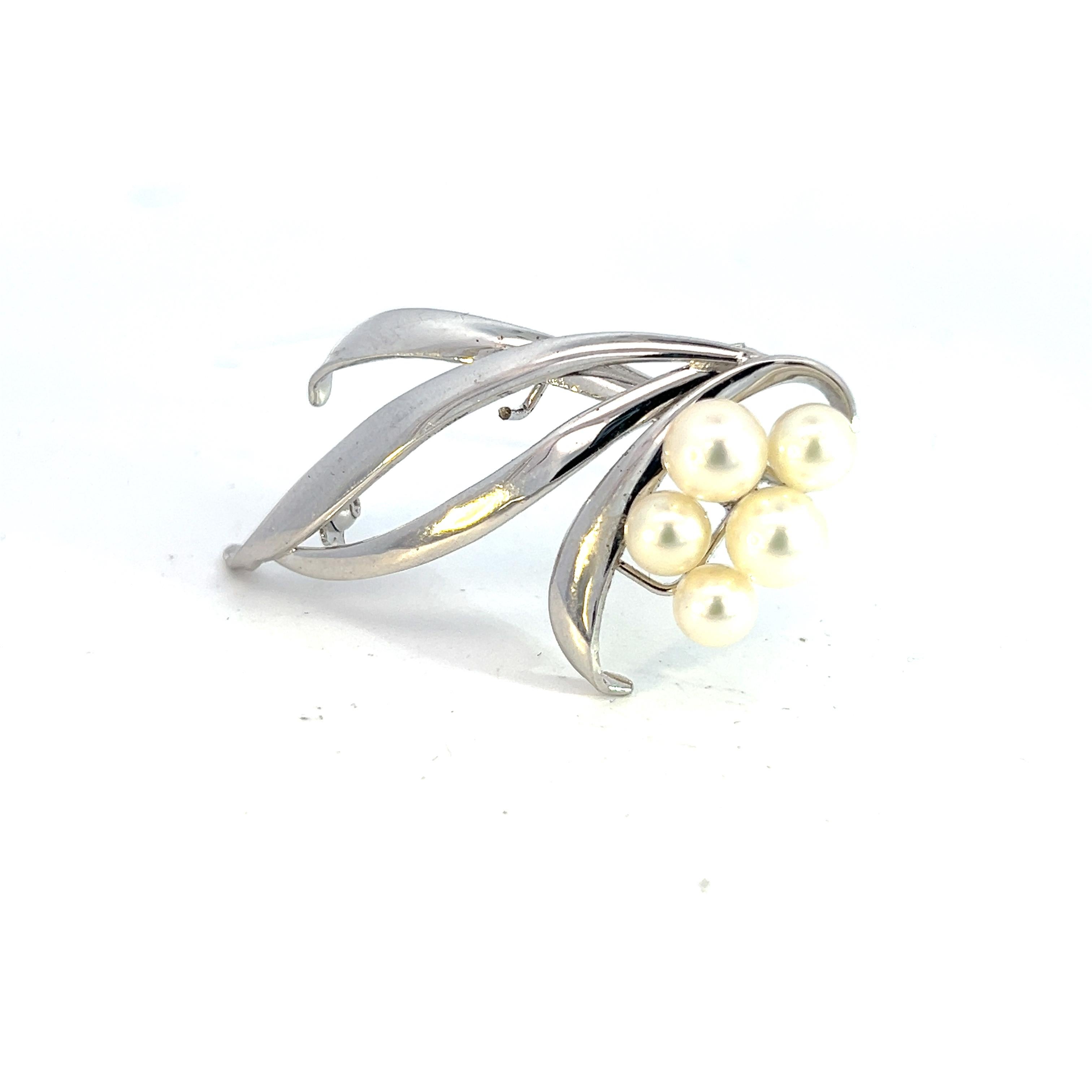 Spilla di perle Akoya di Mikimoto Estate 6,40-5,30 mm A. Silver In condizioni buone in vendita a Brooklyn, NY