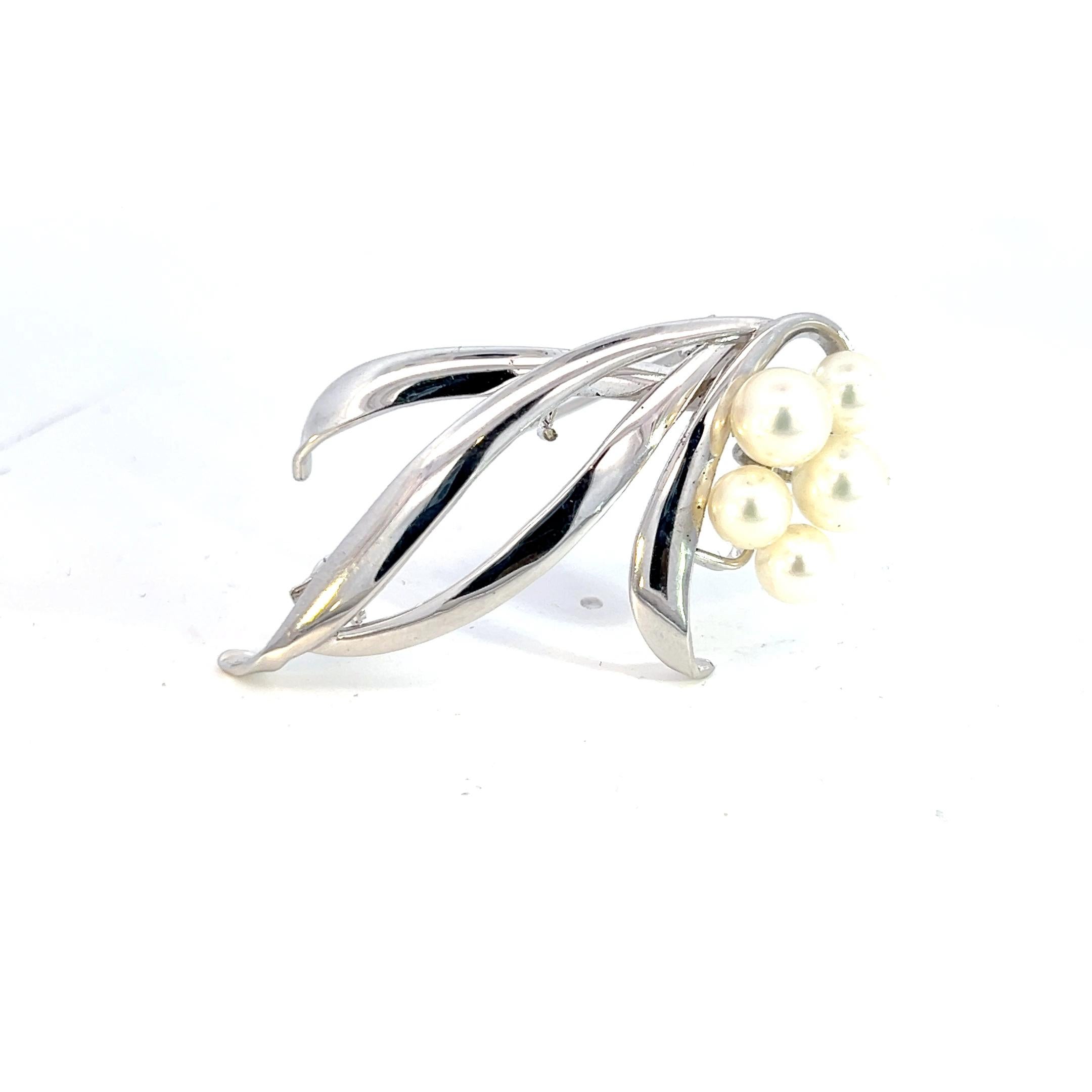 Spilla di perle Akoya di Mikimoto Estate 6,40-5,30 mm A. Silver in vendita 1