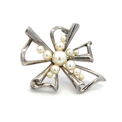 Alfiler broche de perla Akoya Mikimoto Estate 2,5-6 mm Plata