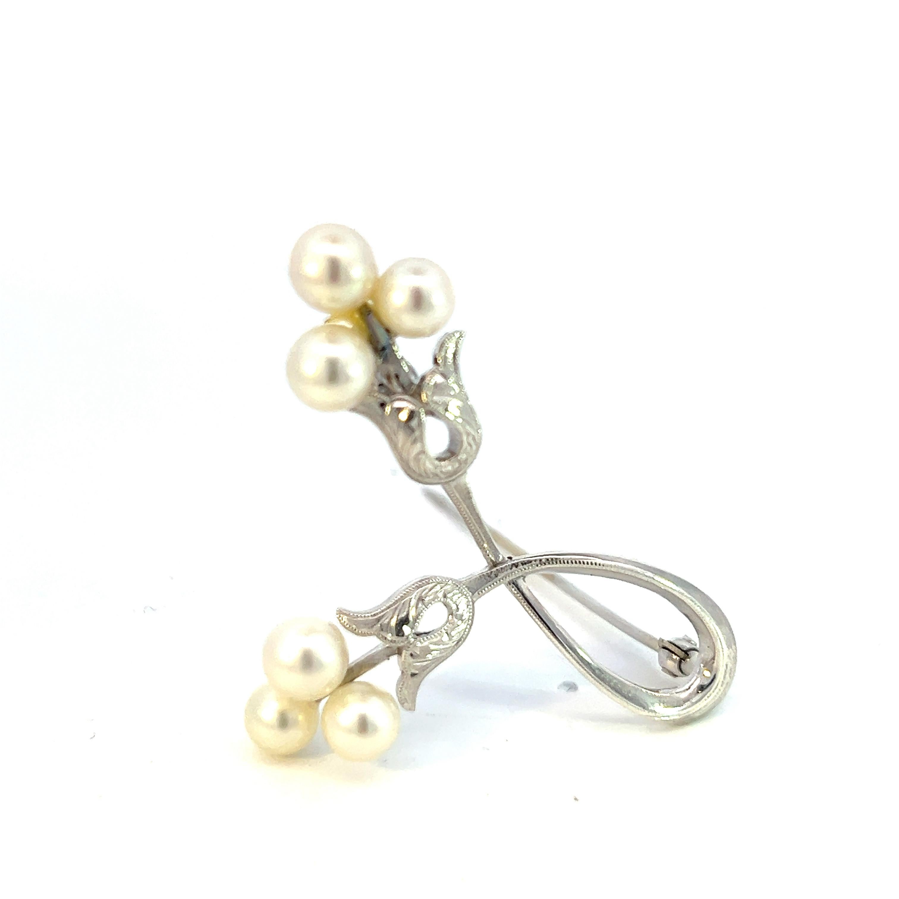 Taille ronde Mikimoto Estate Akoya Broche en perles 5,60 mm 4,6 grammes  en vente