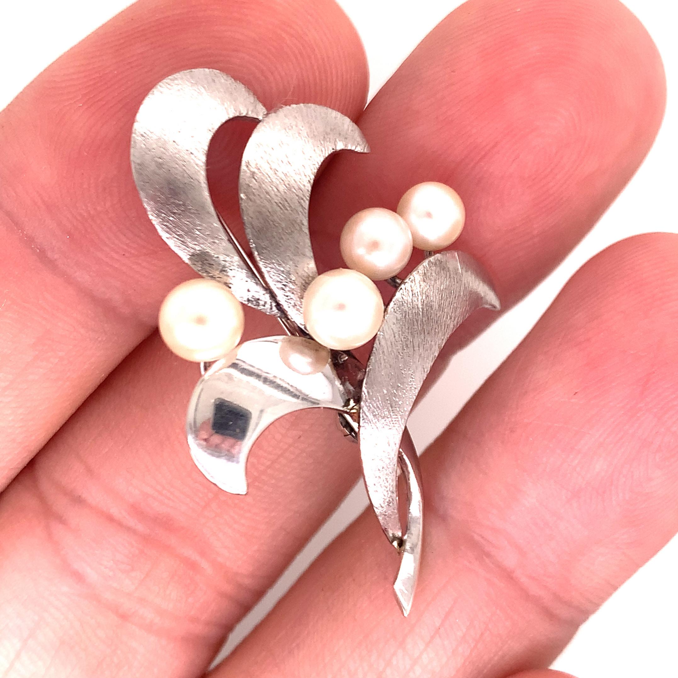 Mikimoto Estate Akoya Pearl Brooch Pin Sterling Silver 5.41 mm M167

This elegant Authentic Mikimoto Estate Akoya pearl brooch pin is made of sterling silver and has 4 Akoya Cultured Pearls ranging in size from 4.82 - 5.41 mm with a weight of 4.52