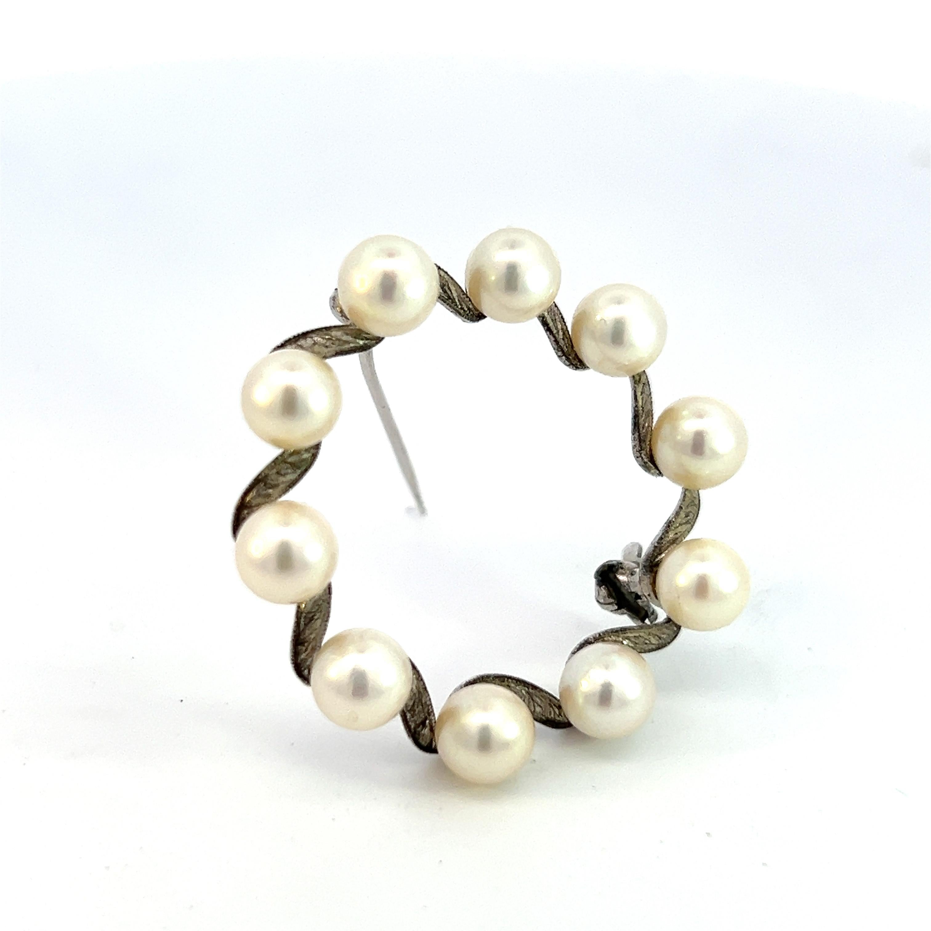 Authentic Mikimoto Estate Akoya Pearl Brooch Pin Sterling Silver 6 mm M335

This elegant Authentic Mikimoto Estate Akoya pearl brooch pin is made of sterling silver and has 10 Akoya Cultured Pearls ranging in size from 6 mm and a weight of 5.3