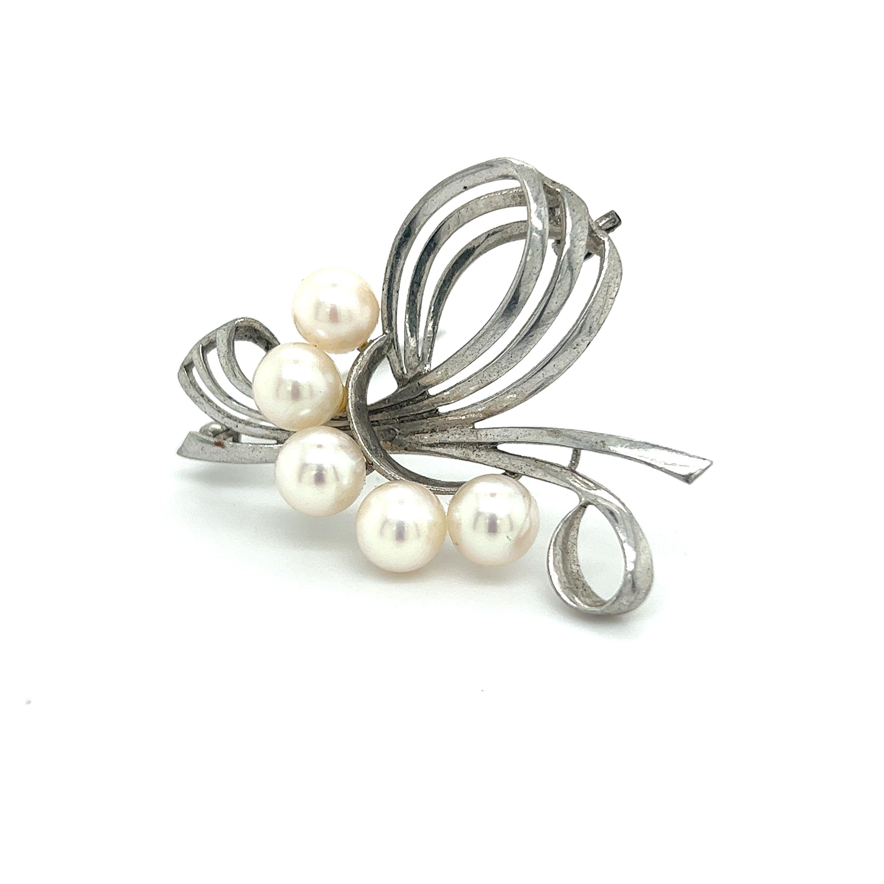 Mikimoto Estate Akoya Pearl Brooch Pin Sterling Silver 7 mm M289

This elegant Authentic Mikimoto Estate Akoya pearl brooch pin is made of sterling silver and has 5 Akoya Cultured Pearls ranging in size from 7 mm and a weight of 6.7 grams.

TRUSTED