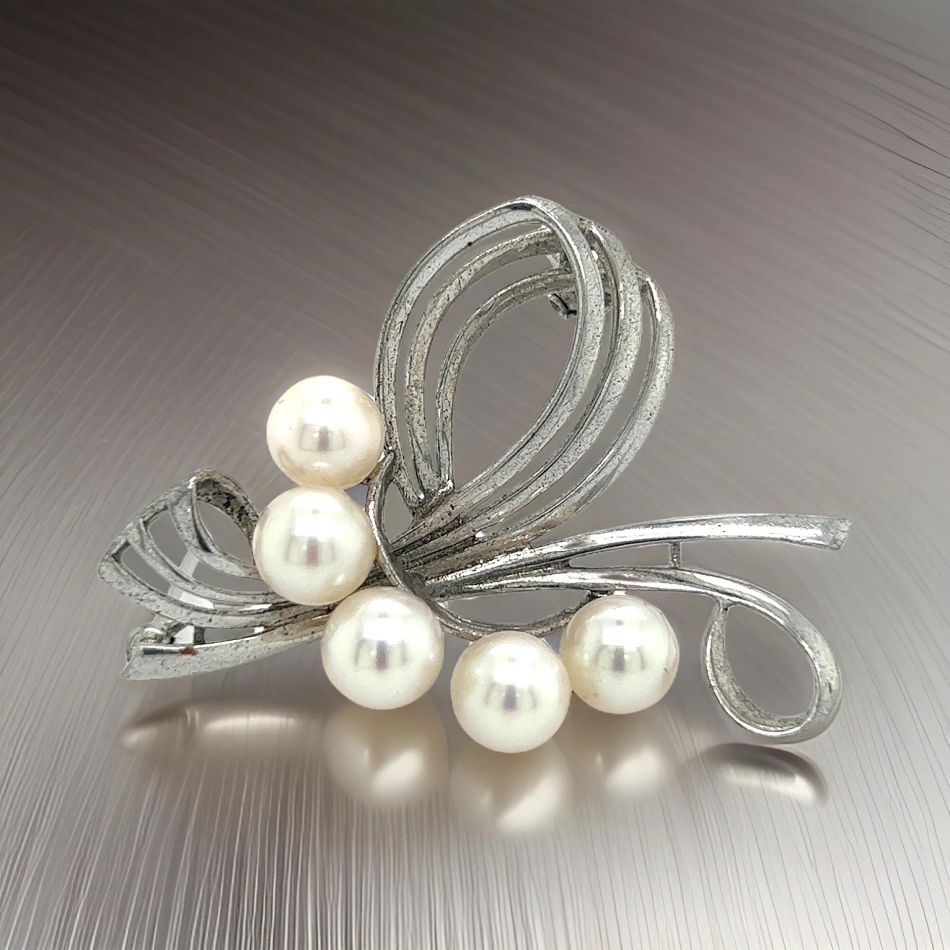 Mikimoto Estate Akoya Pearl Brooch Pin Sterling Silver 7 mm M289

This elegant Authentic Mikimoto Estate Akoya pearl brooch pin is made of sterling silver and has 5 Akoya Cultured Pearls ranging in size from 7 mm and a weight of 6.7 grams.

TRUSTED