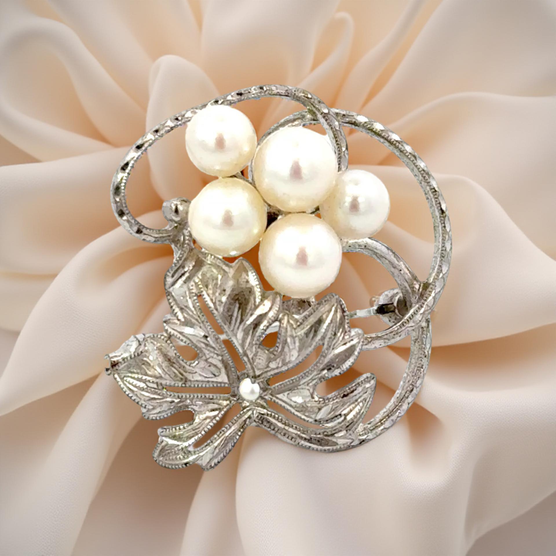 Authentic Mikimoto Estate Akoya Pearl Brooch Sterling Silver 6 mm 5.24 Grams M439

This elegant Authentic Mikimoto Estate sterling silver brooch has 5 Saltwater Akoya Cultured Pearls in size of 5 - 6 mm with a weight of 5.24 Grams.

TRUSTED SELLER