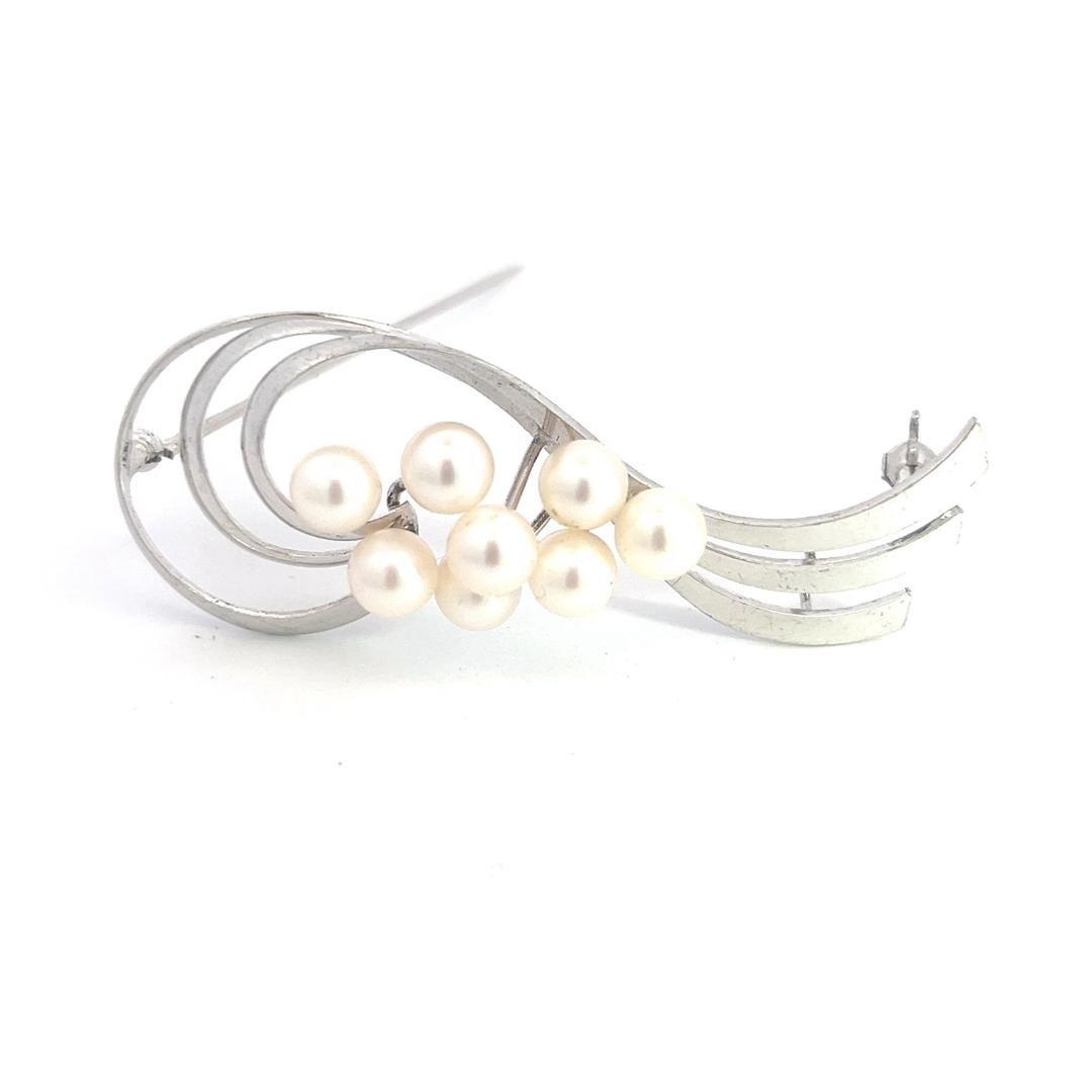Taille ronde Broche Akoya Estate Mikimoto en argent sterling et perles en vente