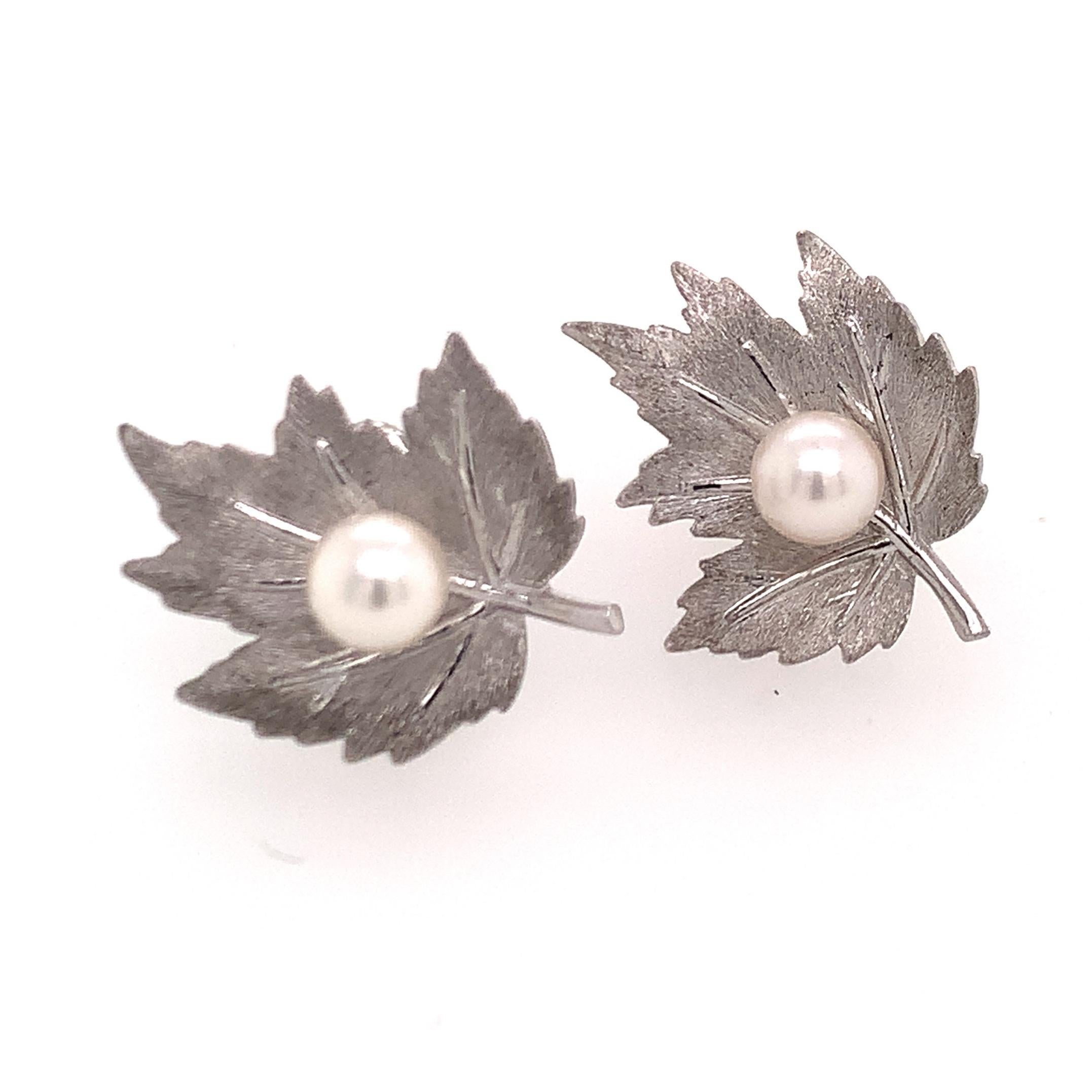 Mikimoto Estate Akoya Pearl Clip On Earrings Sterling Silver 6.15 mm M170

This elegant Authentic Mikimoto Estate Akoya pearl clip on earrings is made of sterling silver and has 2 Akoya Cultured Pearls in size of 6.15 mm with a weight of 6.45