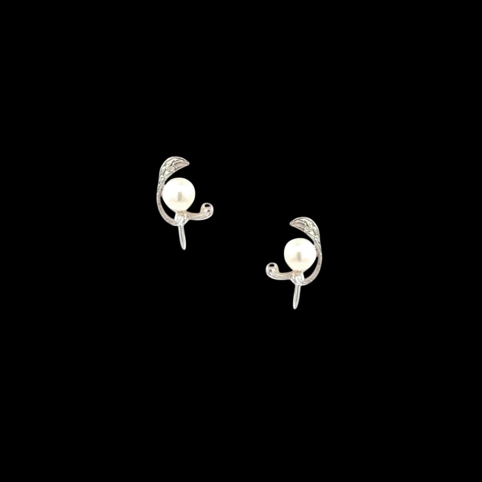 Mikimoto Estate Akoya Perle Clip-On Ohrringe Sterling Silber 6,19 mm 3,20 Gramm M435

Diese eleganten Authentic Mikimoto Estate Akoya-Perlenohrringe sind aus Sterlingsilber gefertigt und haben 2 Akoya-Zuchtperlen in der Größe von 6,19 mm mit einem
