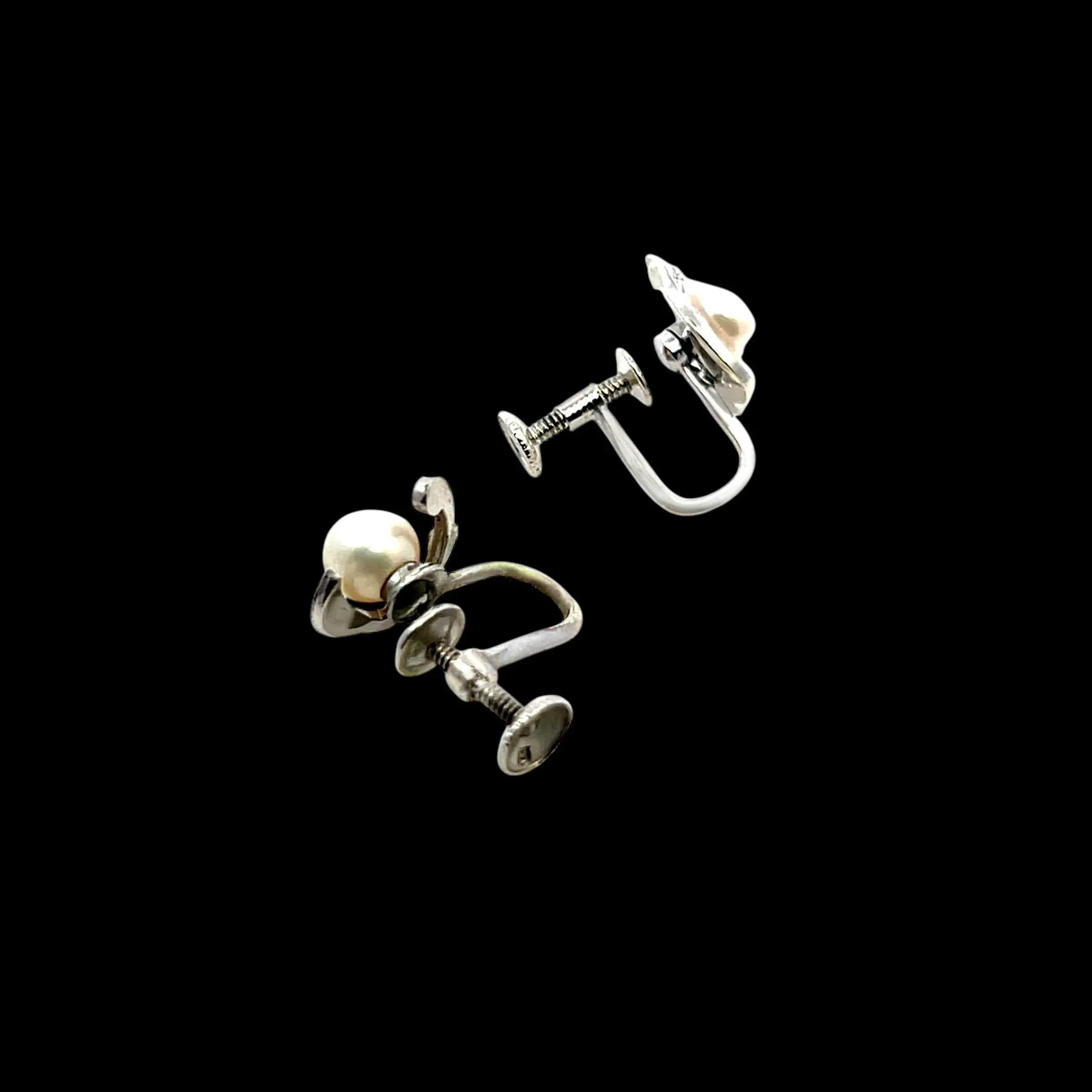 Mikimoto Estate Akoya Perlen-Ohrclips aus Sterlingsilber 6,19 mm im Angebot 1
