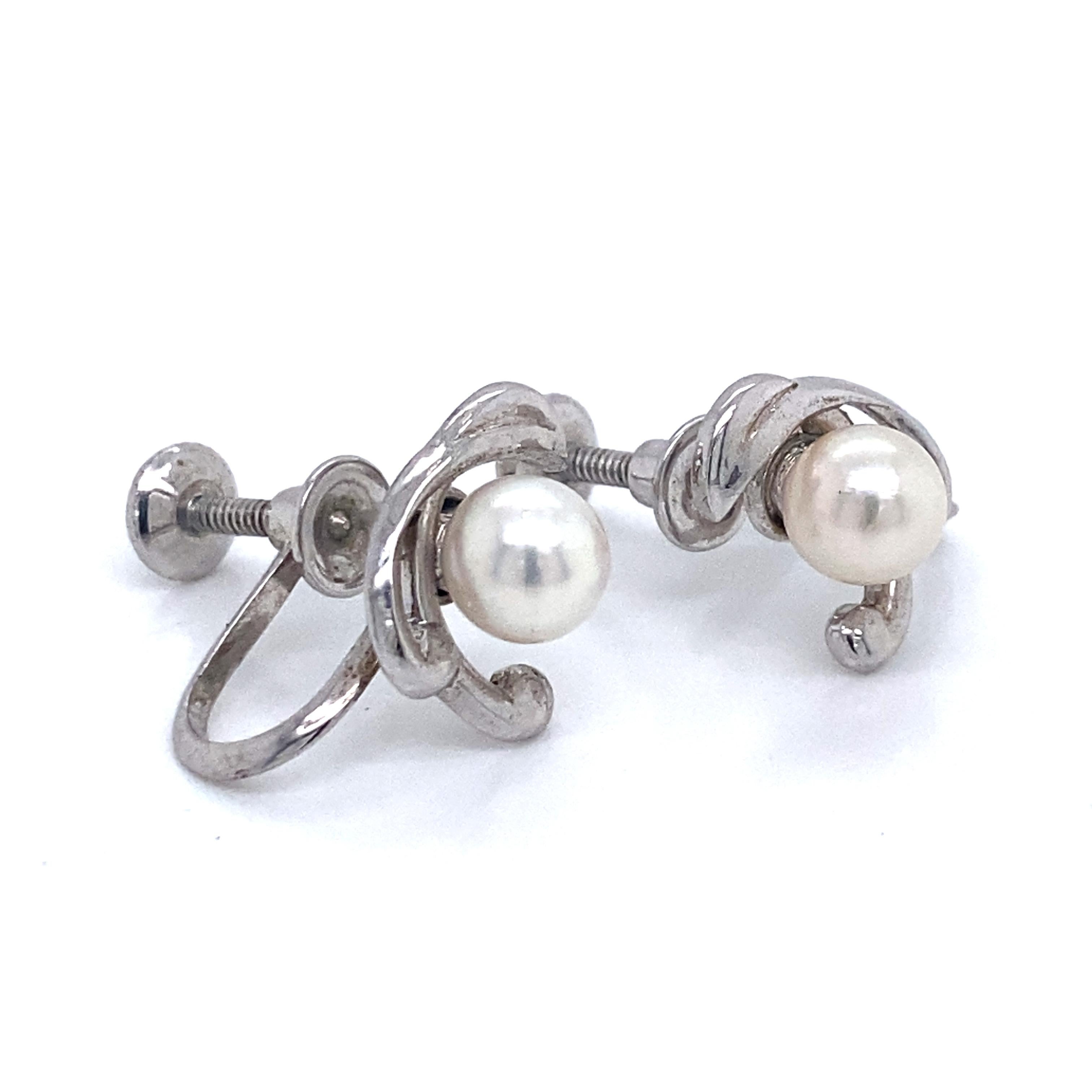 Mikimoto Estate Akoya Pearl Clip On Earrings Sterling Silver 6 mm 3.53 Grams M173

These elegant Authentic Mikimoto Estate Akoya pearl clip-on earrings are made of sterling silver and have 2 Akoya Cultured Pearls in size of 6 mm with a weight of