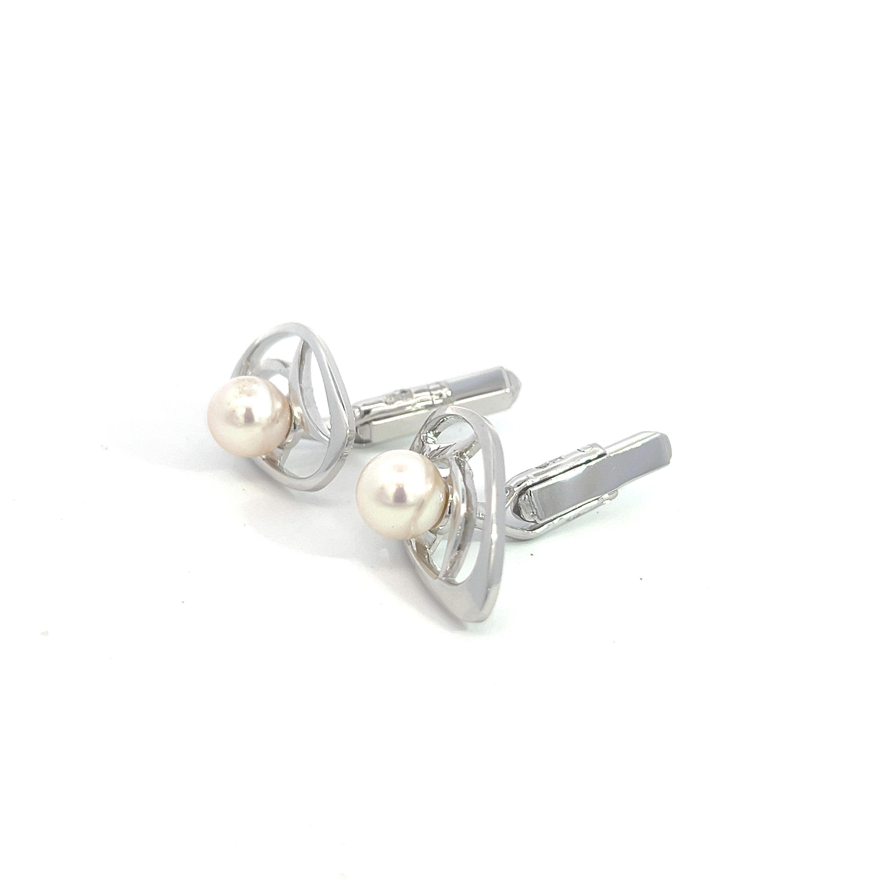 Mikimoto Estate Akoya Pearl Cufflinks Sterling Silver 7.5 mm M395

Ces élégants boutons de manchette Authentic Mikimoto Estate Akoya pearl sont en argent sterling et comportent 2 perles de culture d'Akoya.

VENDEUR DE CONFIANCE DEPUIS 2002

VEUILLEZ