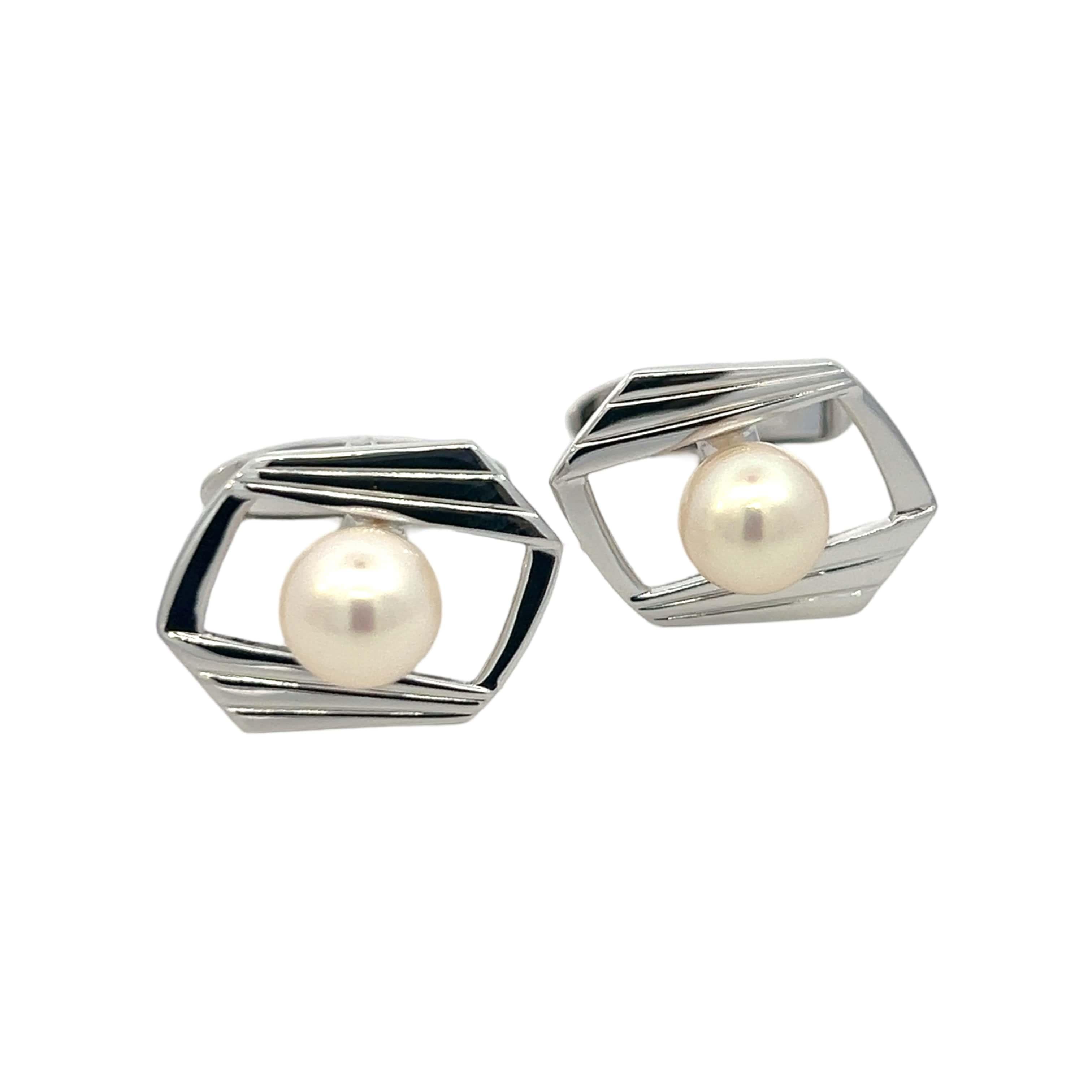Mikimoto Estate Akoya Pearl Cufflinks Argent Sterling 7.50 mm M418

Ces élégants boutons de manchette Authentic Eleg Akoya pearl Estate sont en argent sterling et contiennent 2 perles de culture Akoya. Ils pèsent 7,4 grammes.

VENDEUR DE CONFIANCE